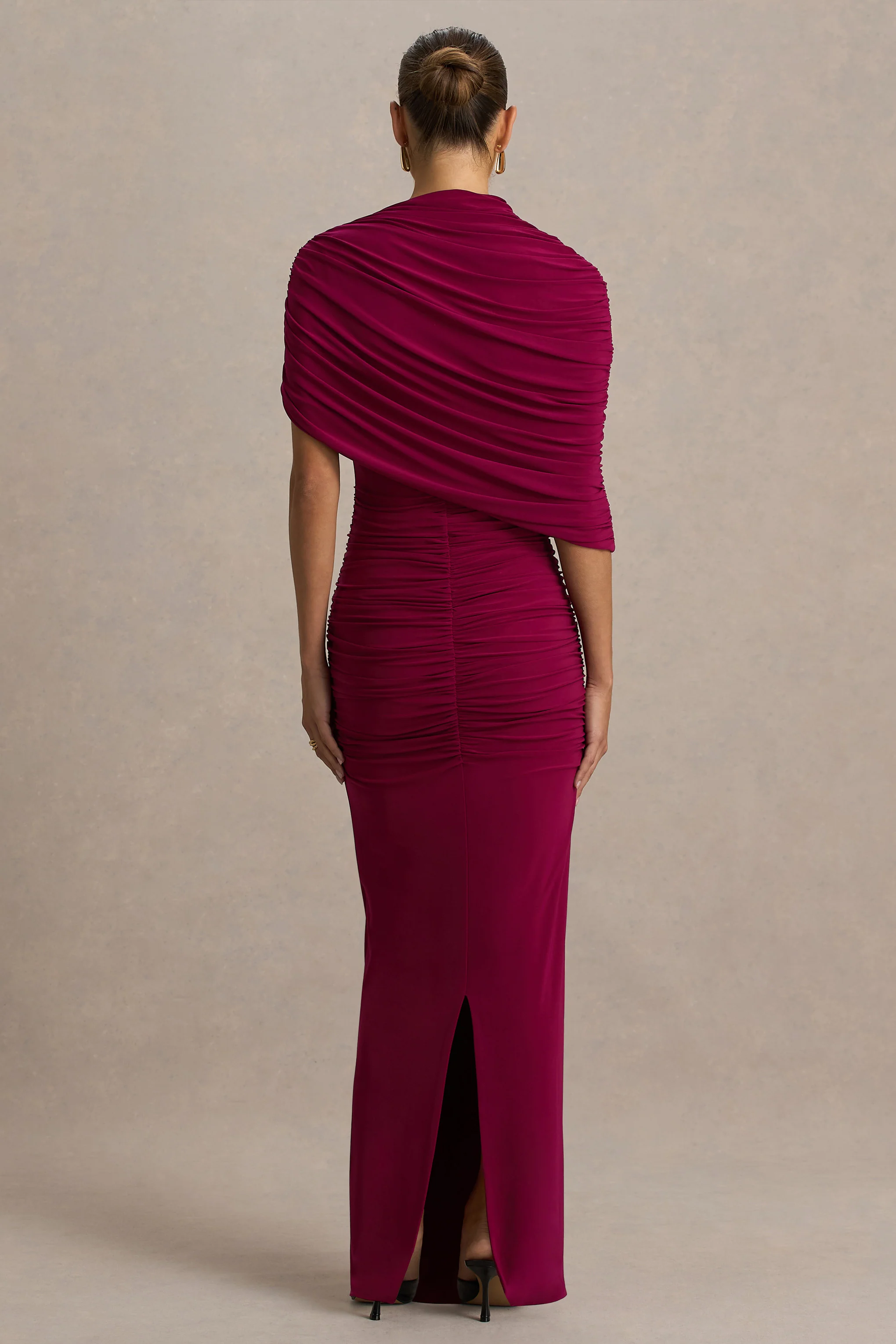 Glitz | Robe longue bordeaux à col montant avec manche cape et détail froncé - Image 2