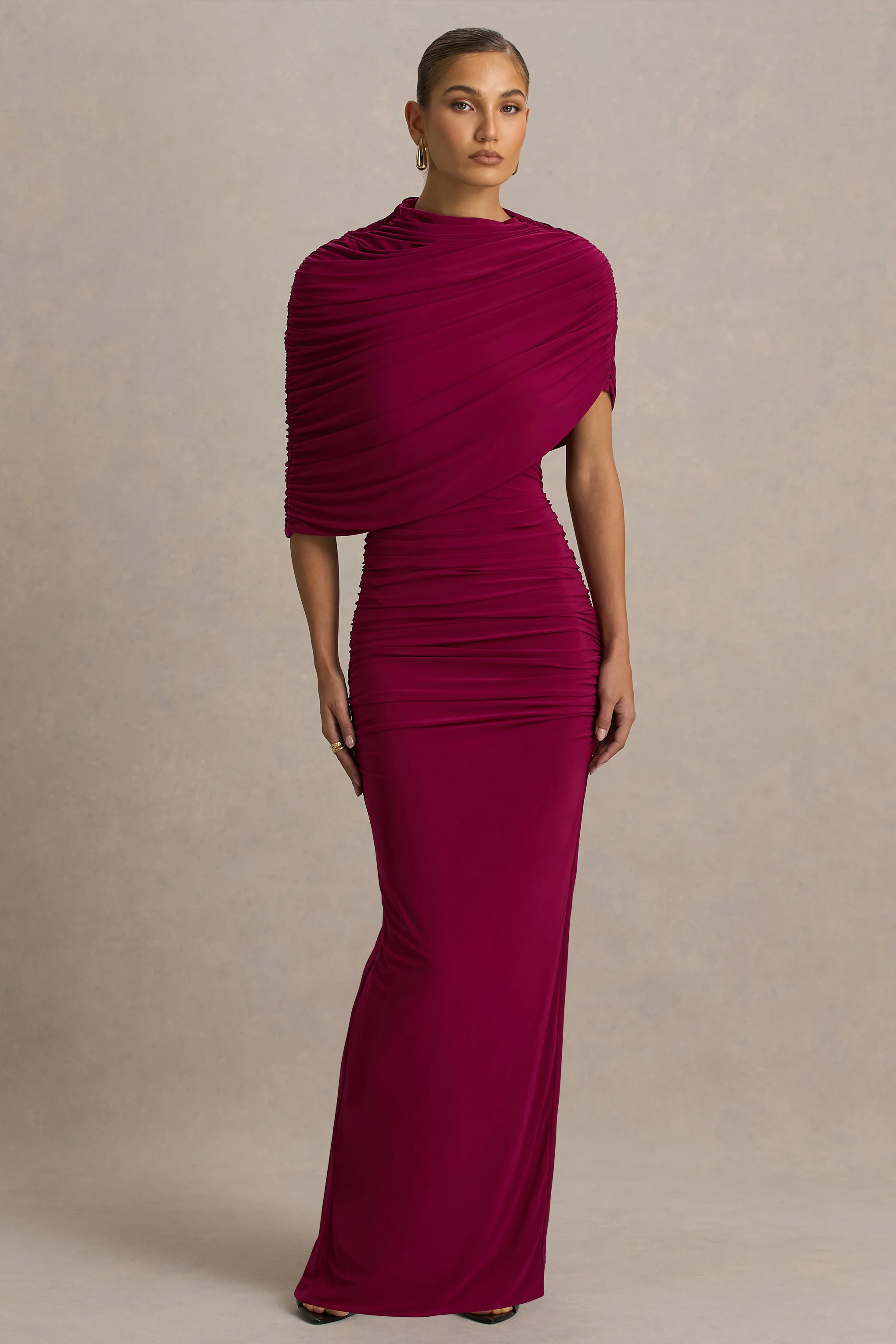 Glitz | Robe longue bordeaux à col montant avec manche cape et détail froncé - Image 3