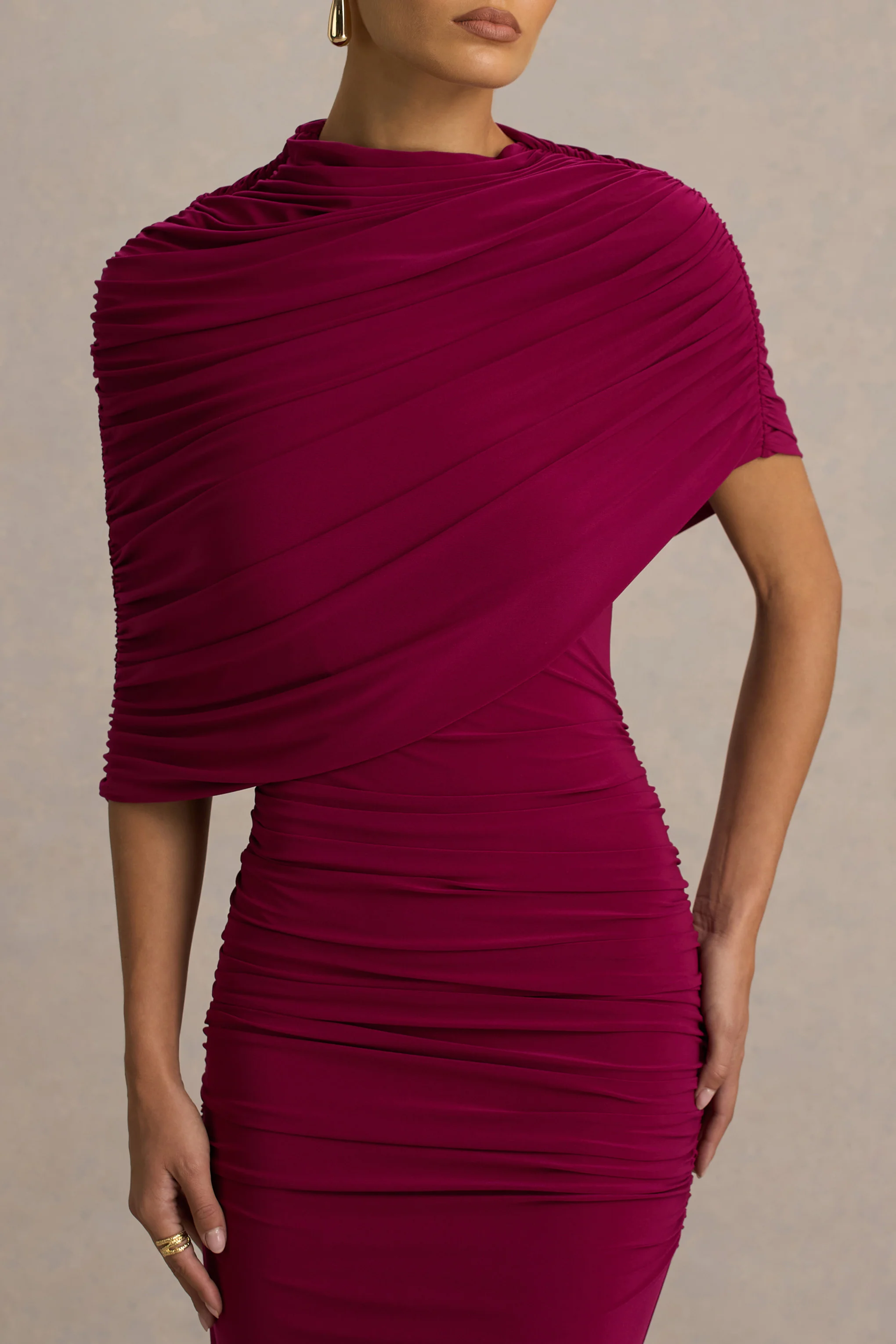 Glitz | Robe longue bordeaux à col montant avec manche cape et détail froncé - Image 4