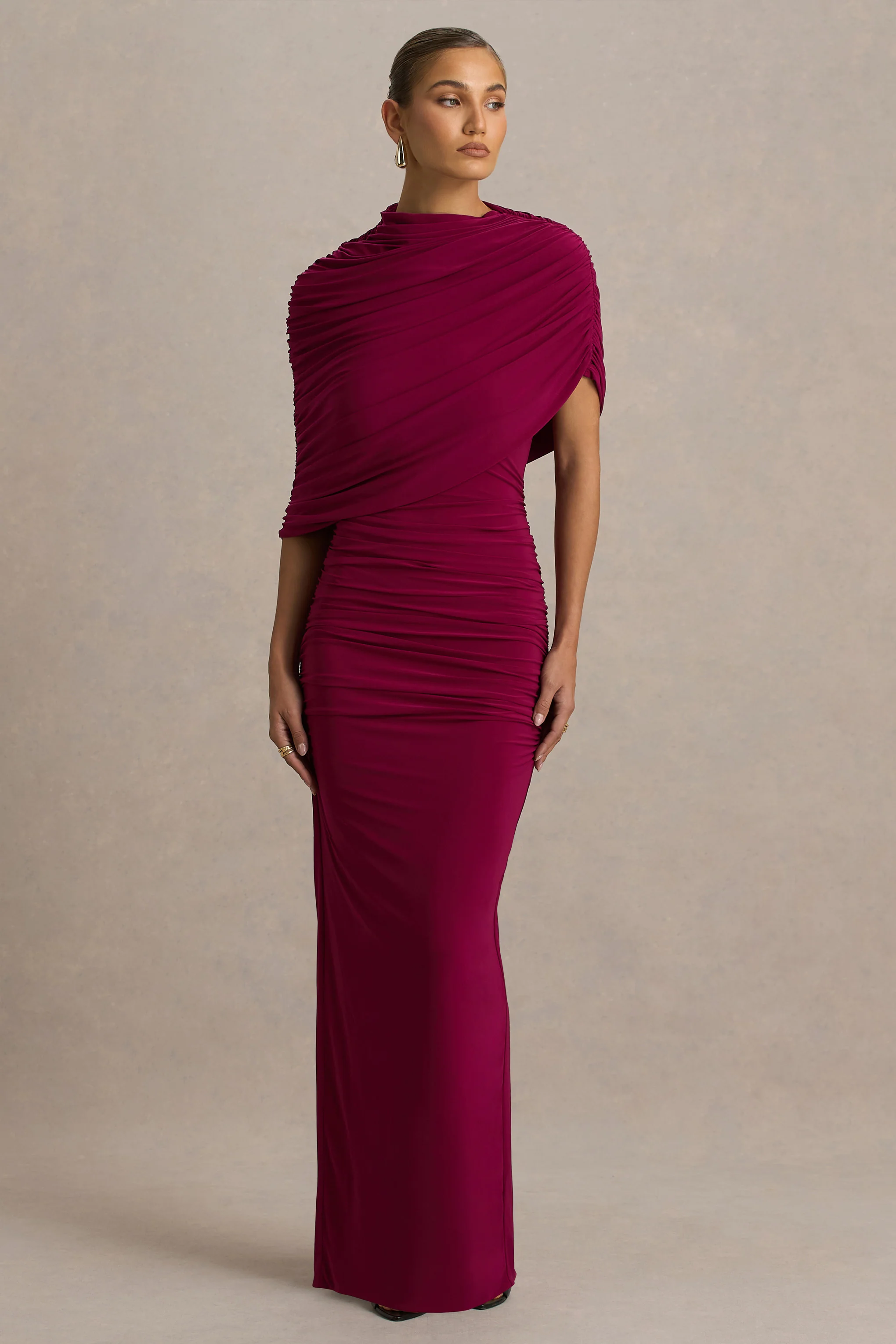 Glitz | Robe longue bordeaux à col montant avec manche cape et détail froncé - Image 5