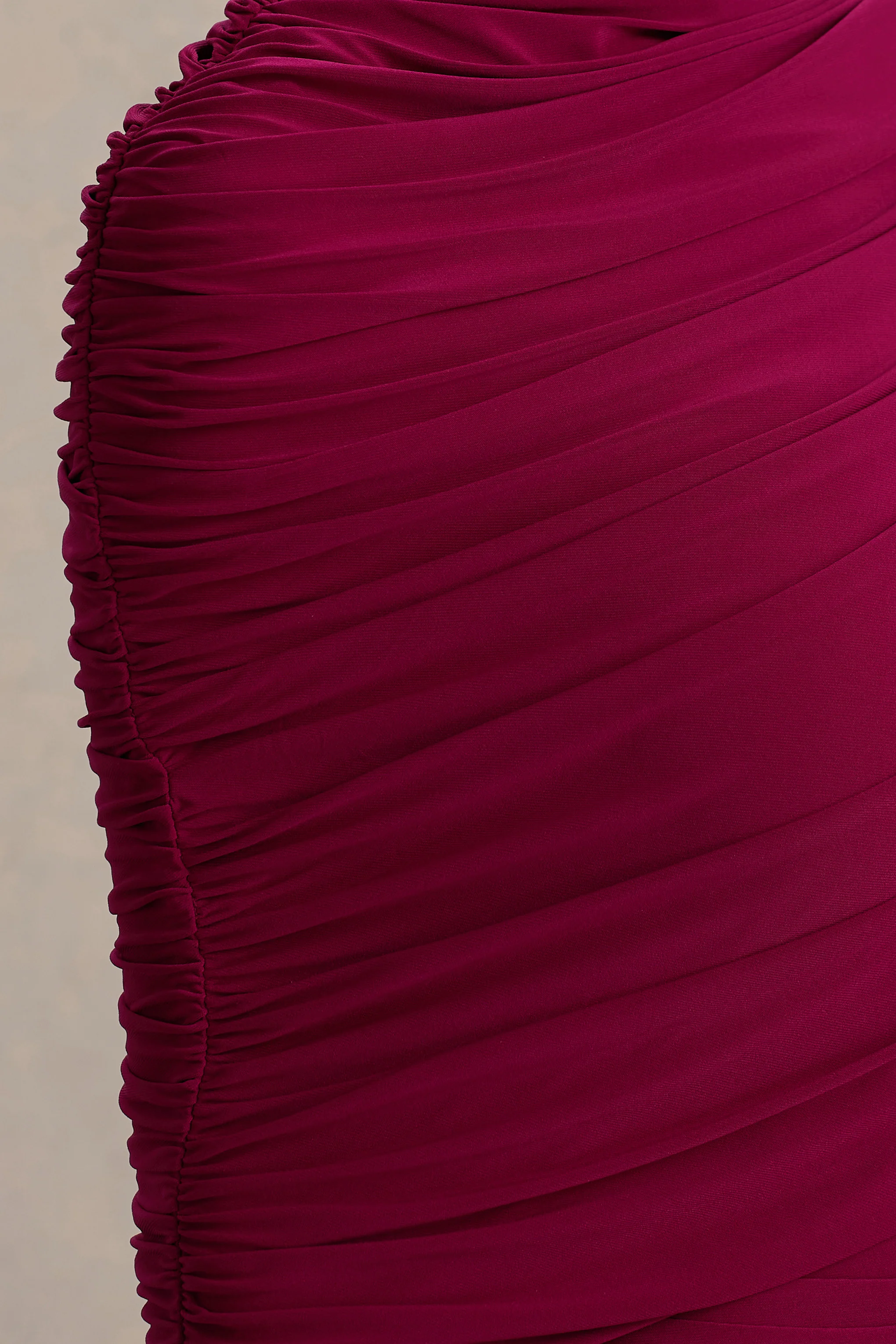 Glitz | Robe longue bordeaux à col montant avec manche cape et détail froncé - Image 6