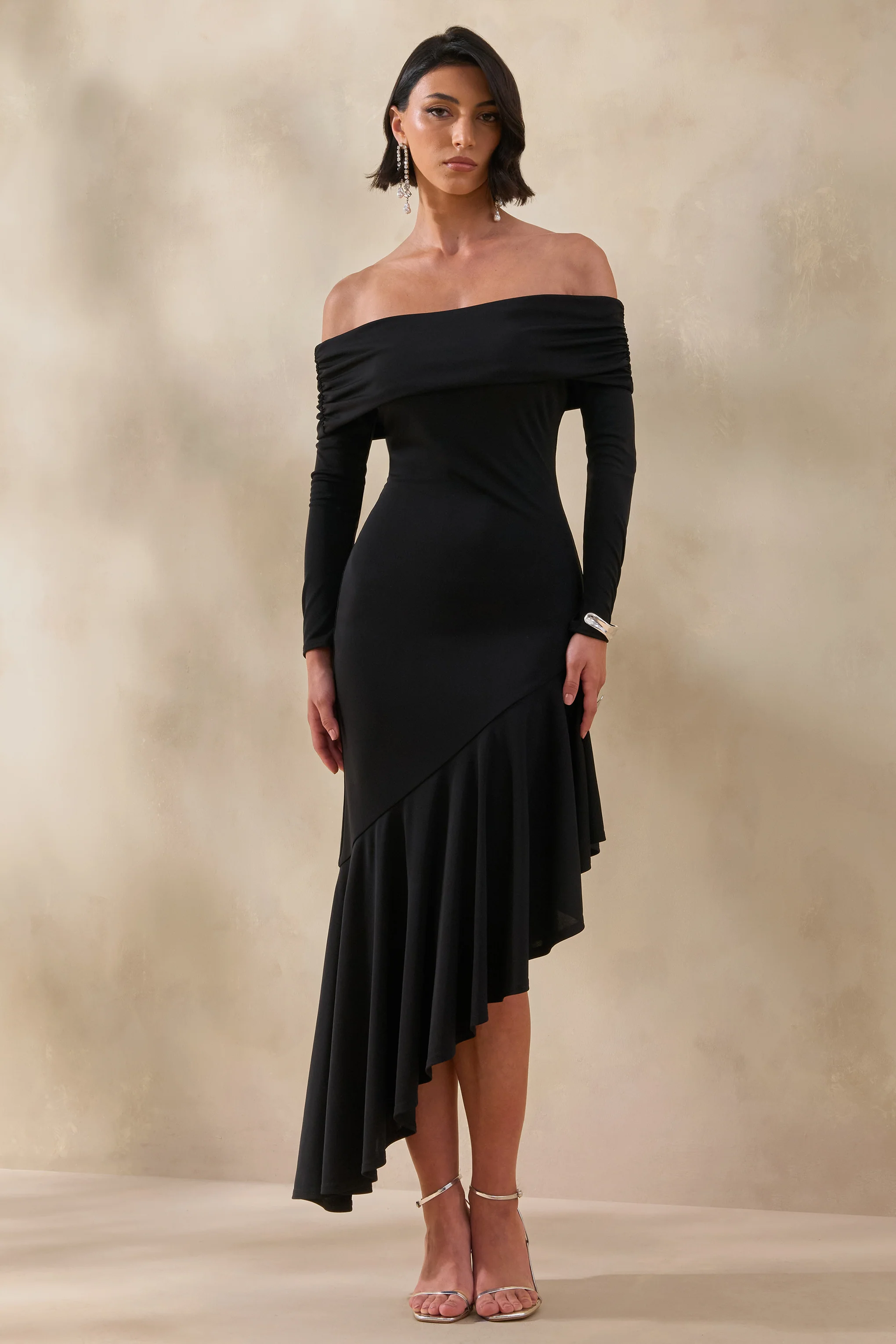 Goldara | Robe longue noire à encolure Bardot avec ourlet asymétrique à volants
