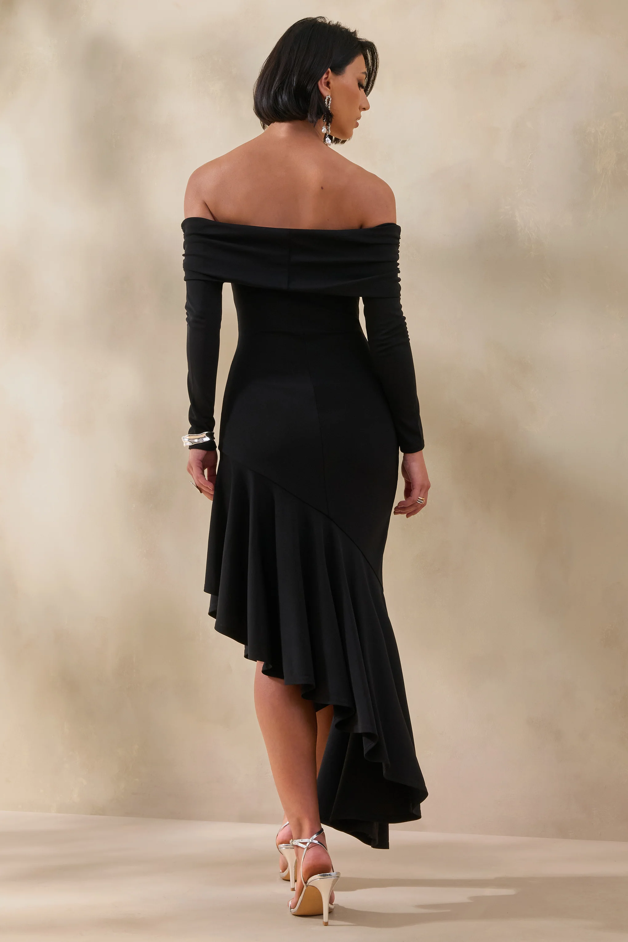 Goldara | Robe longue noire à encolure Bardot avec ourlet asymétrique à volants - Image 2