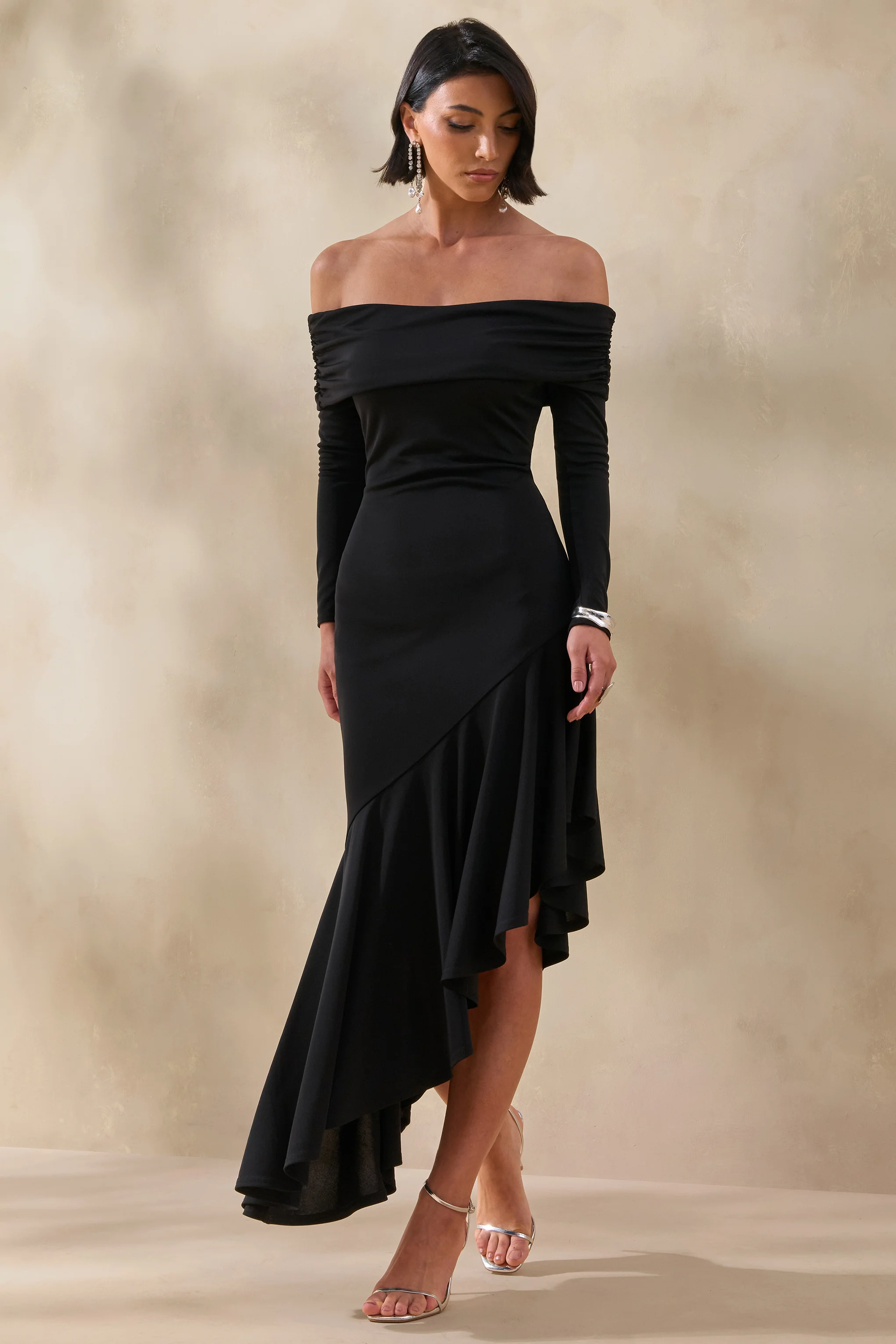Goldara | Robe longue noire à encolure Bardot avec ourlet asymétrique à volants - Image 4