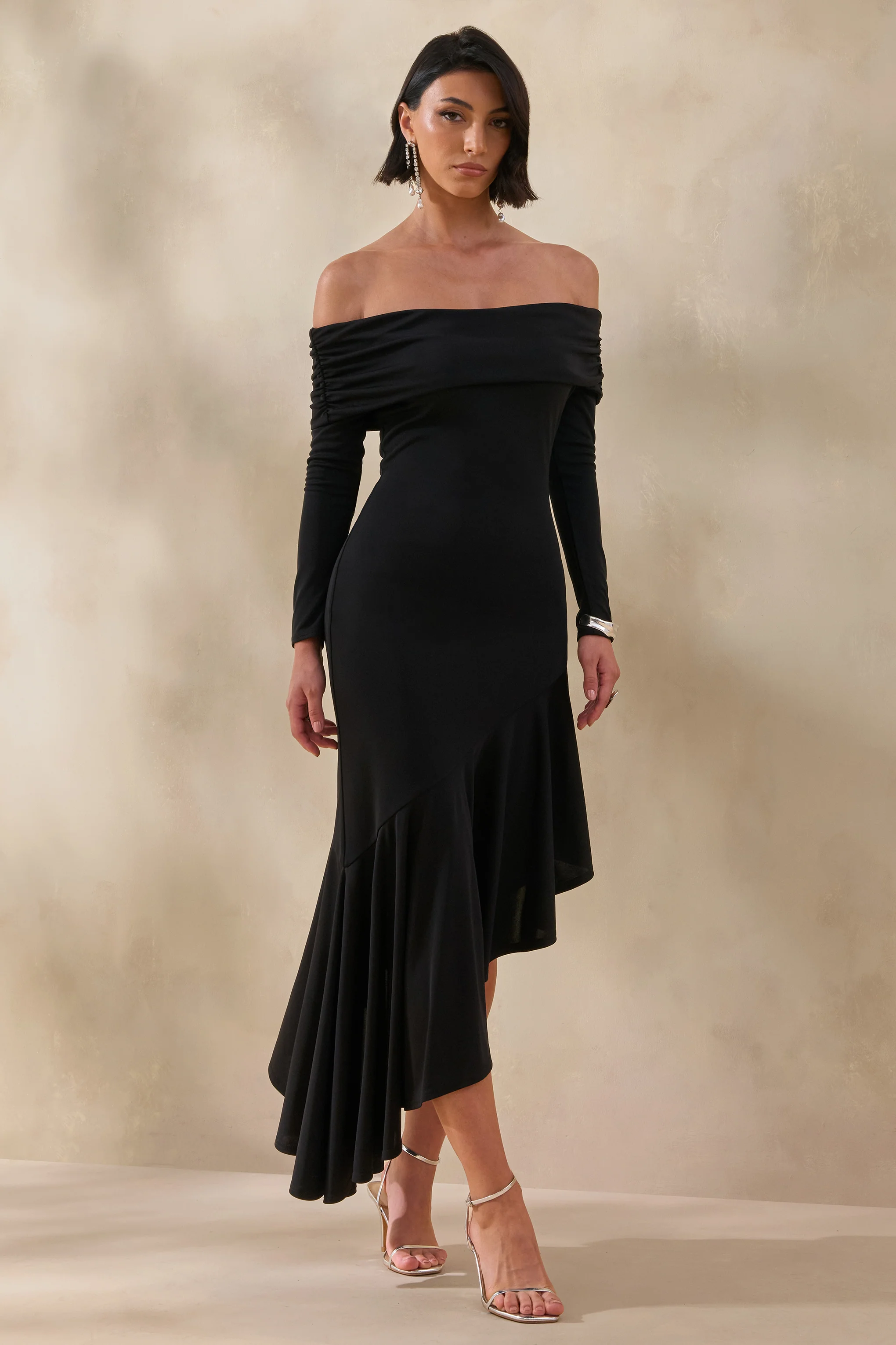 Goldara | Robe longue noire à encolure Bardot avec ourlet asymétrique à volants - Image 5