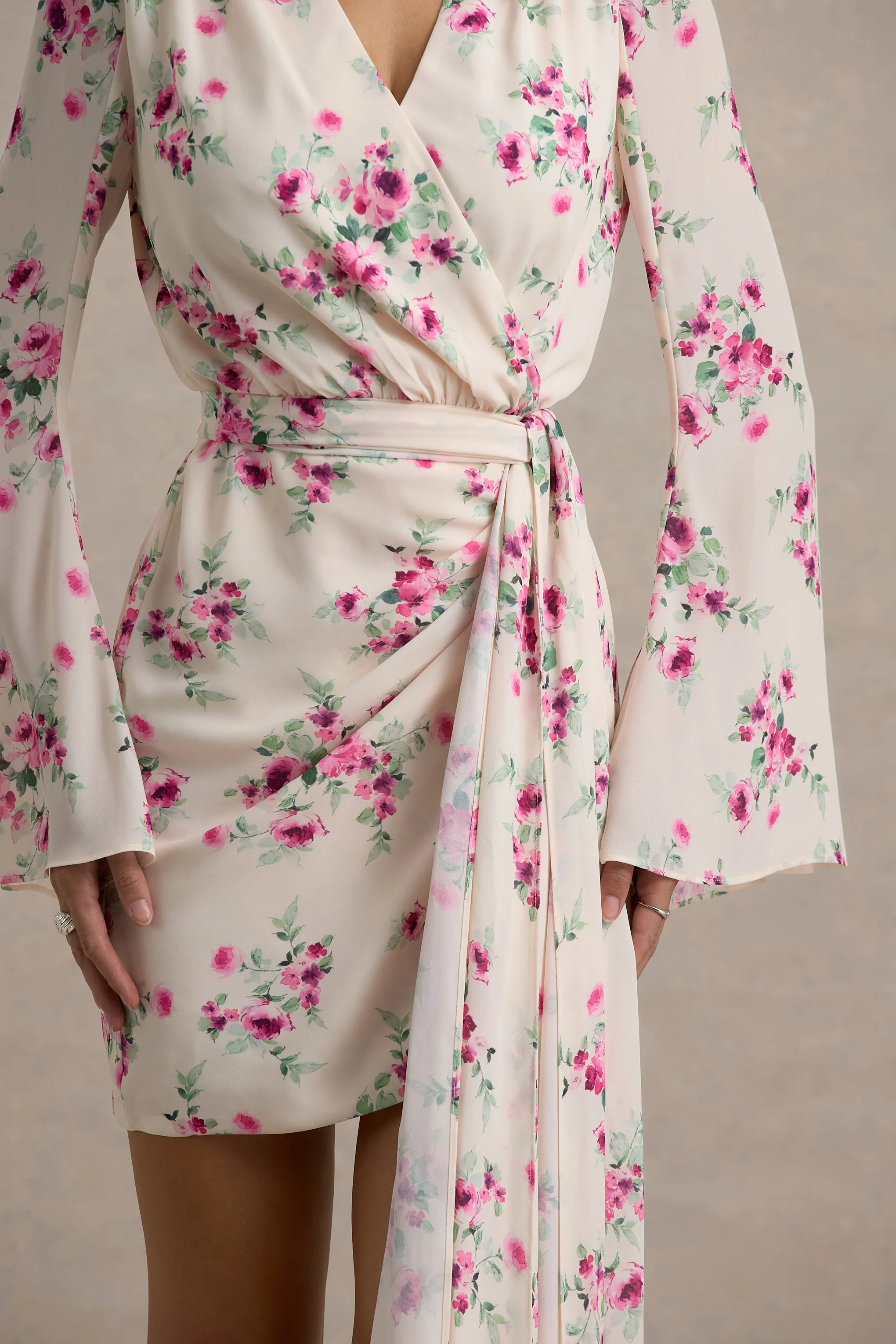 Goldie | Mini-robe portefeuille à manches longues en chiffon imprimé floral crème - Image 6