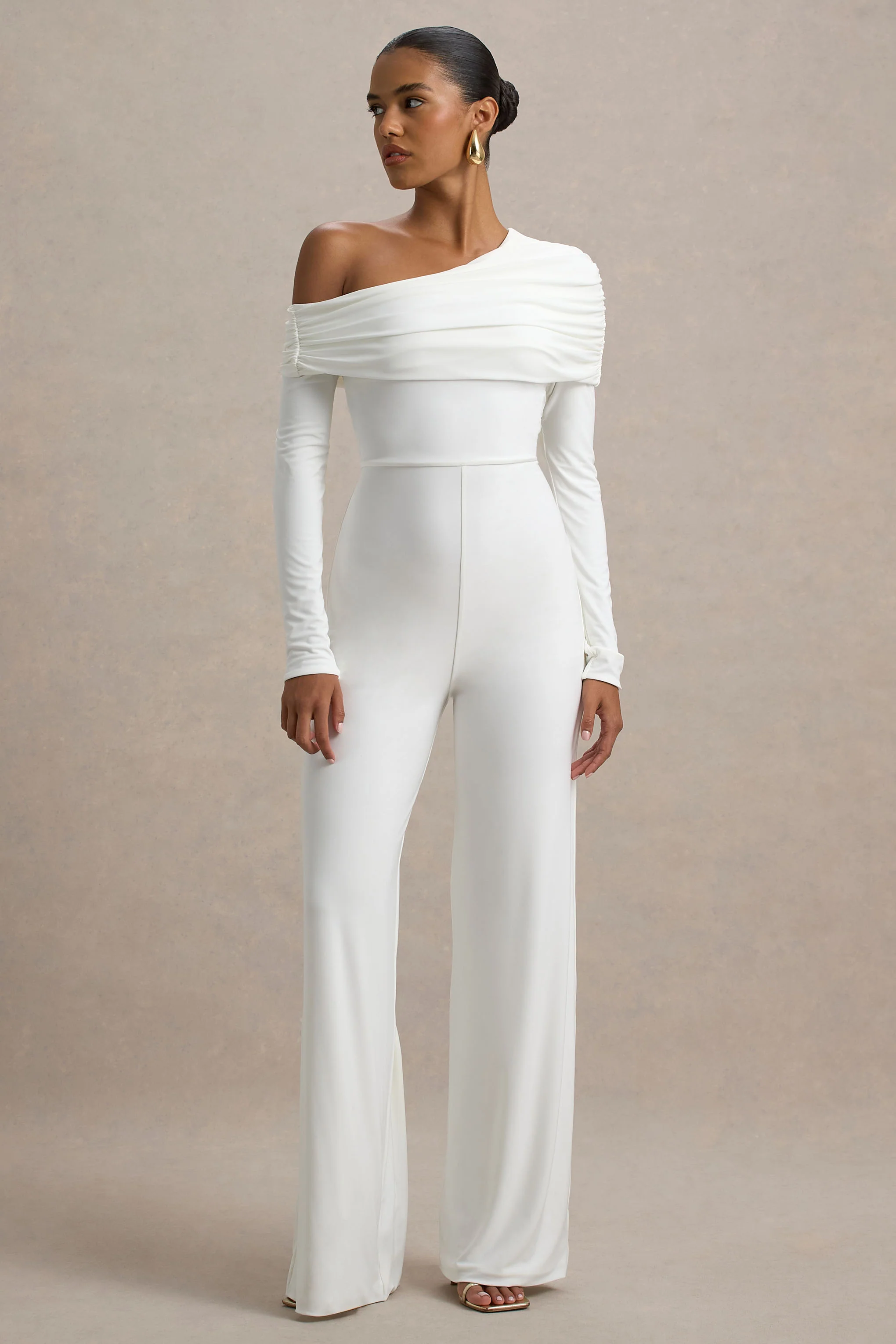 Gracious | Combinaison blanche à décolleté asymétrique - Image 4