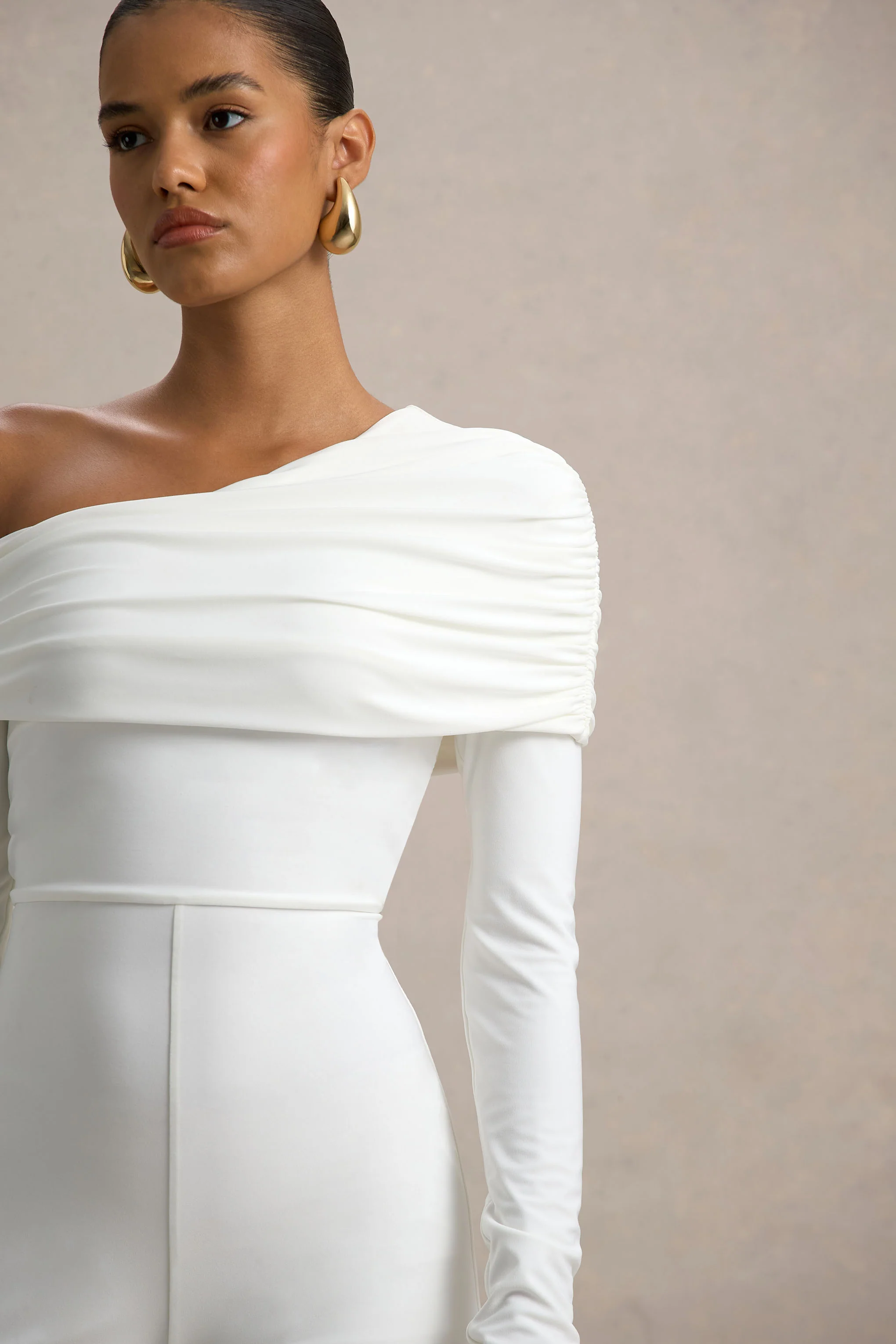 Gracious | Combinaison blanche à décolleté asymétrique - Image 6