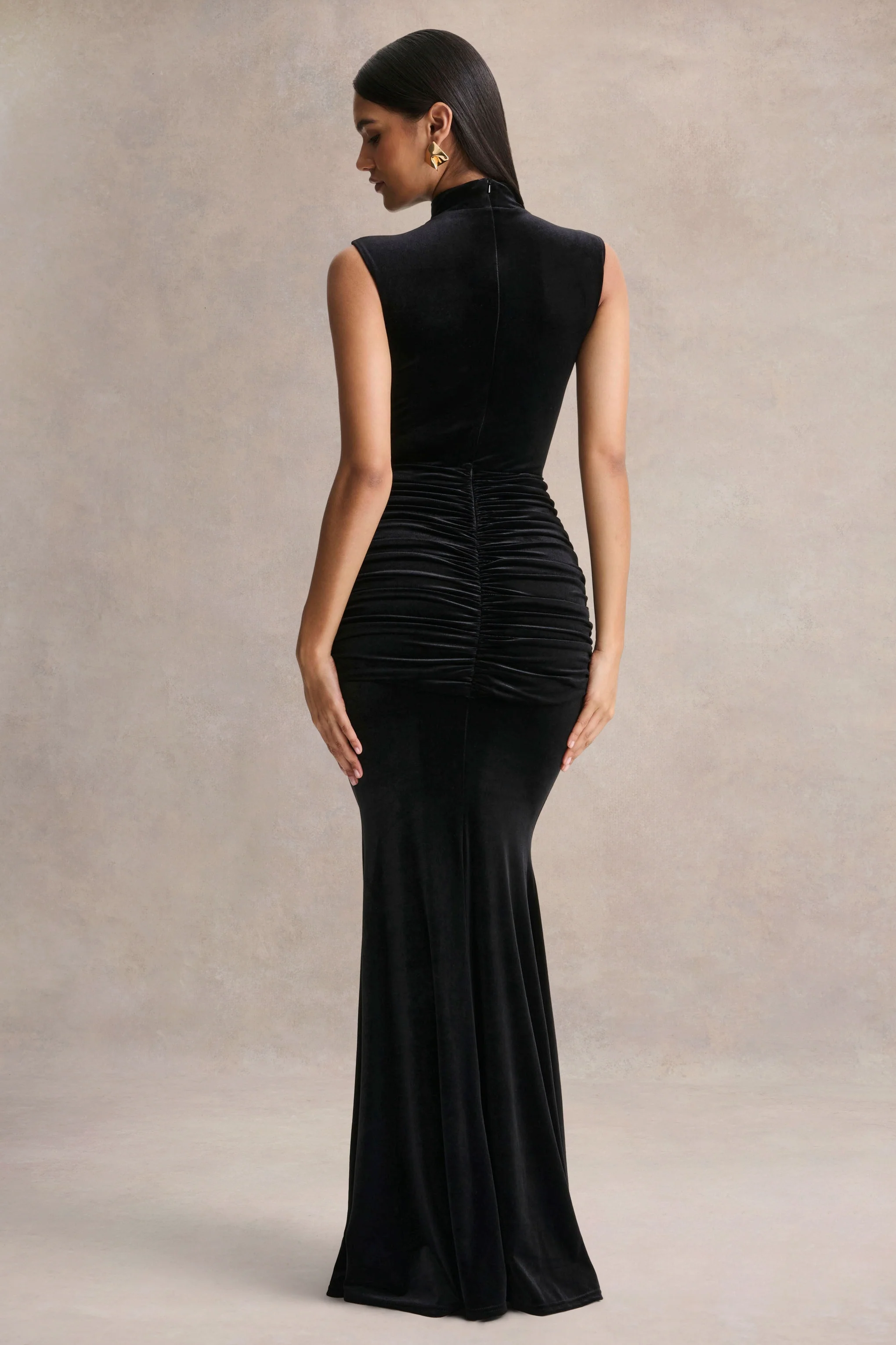 Idalina | robe longue noire en velours à col montant avec détails froncés - Image 2