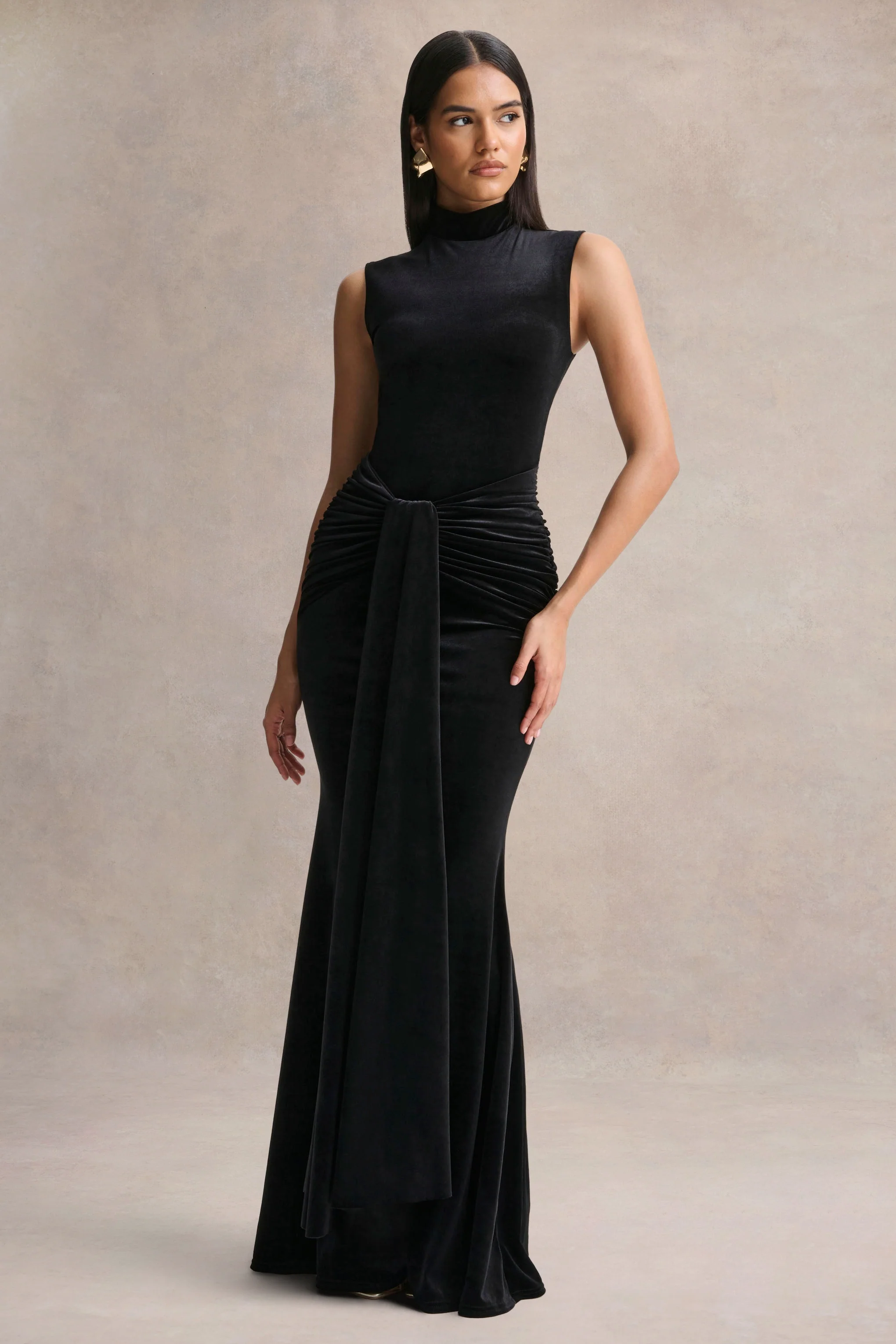 Idalina | robe longue noire en velours à col montant avec détails froncés - Image 5