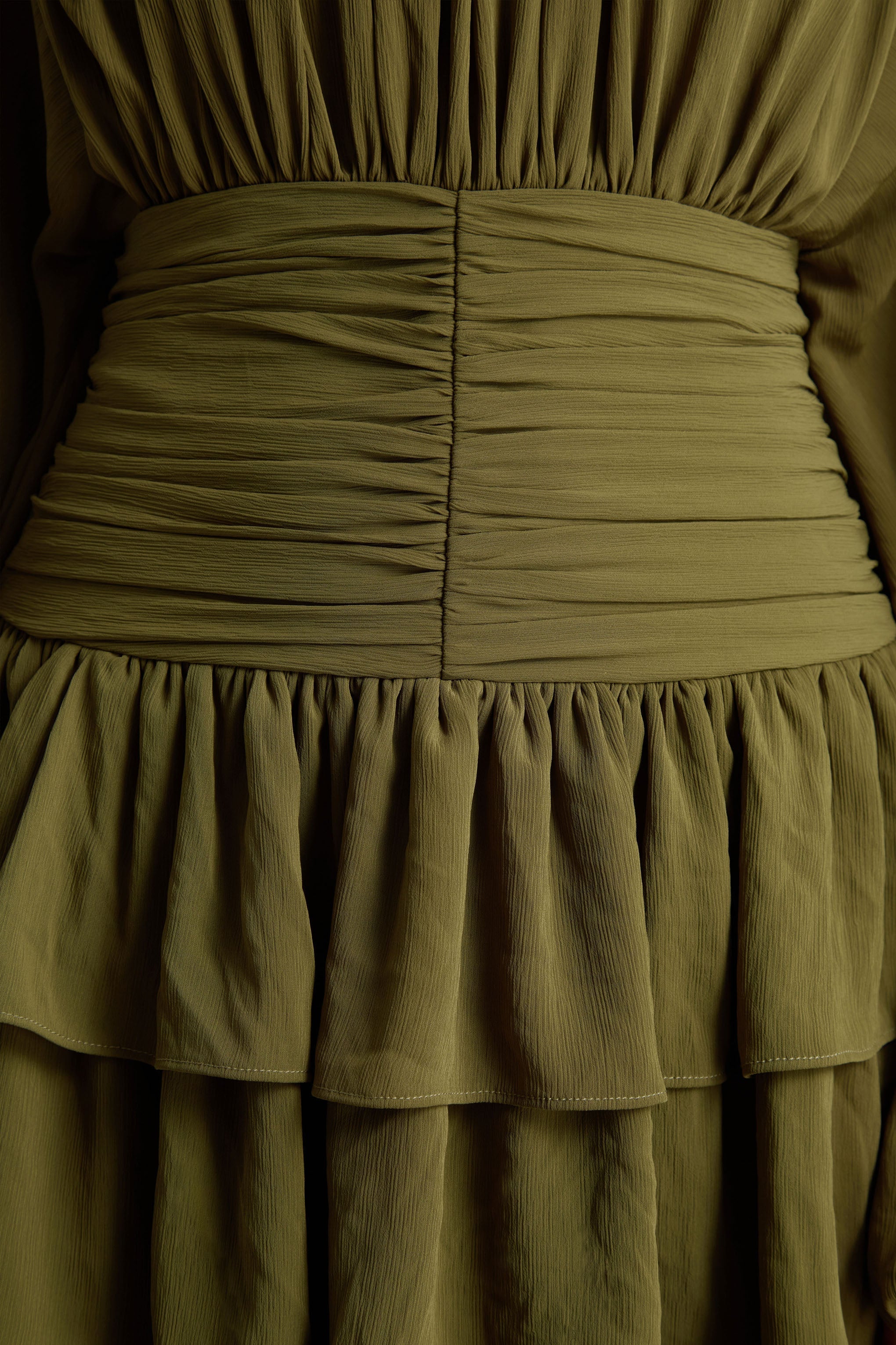 Imma | Mini-robe olive à col montant avec détails volantés - Image 6