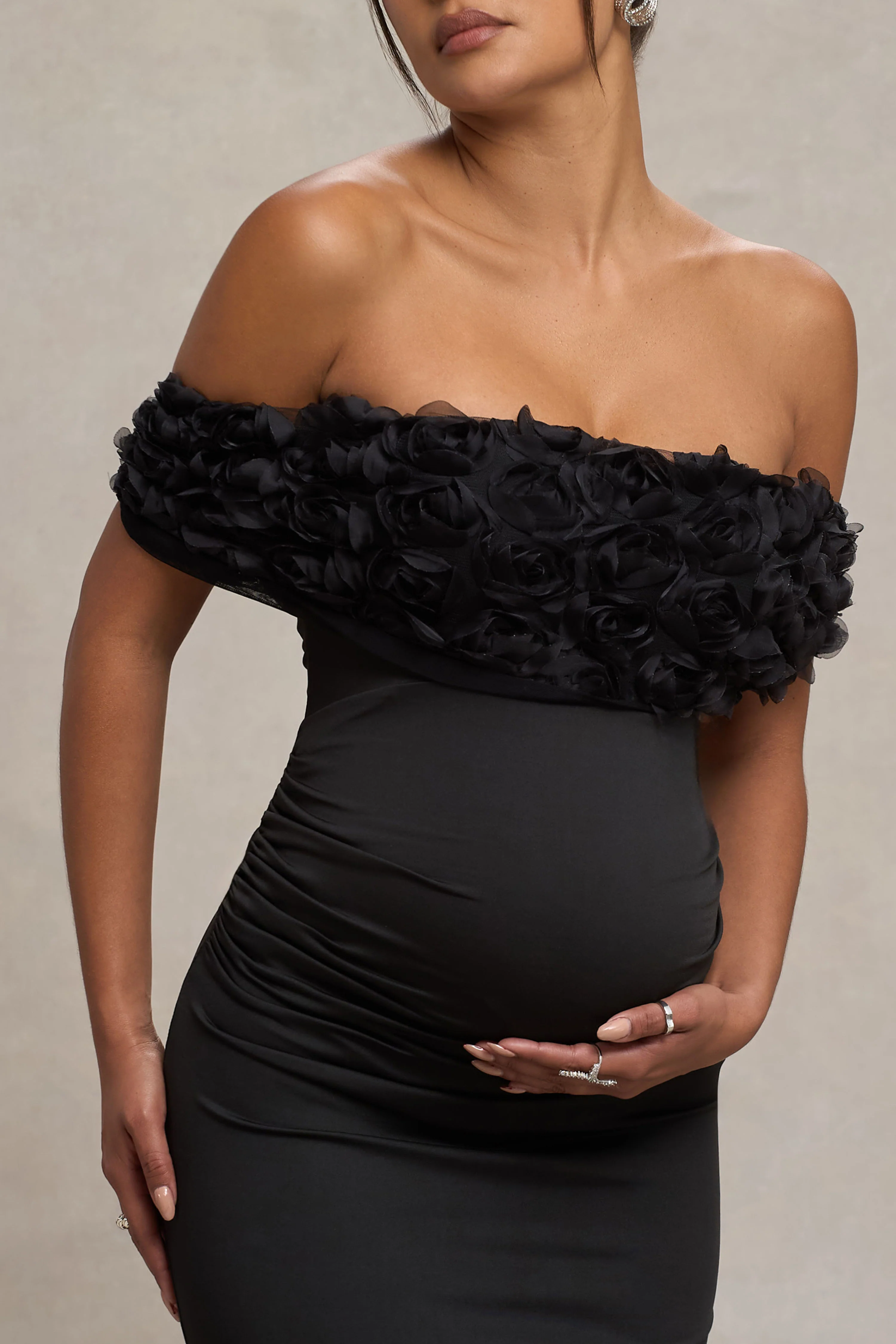 Inflorescence | Robe longue de maternité encolure bardot à fleurs en maille noire - Image 3