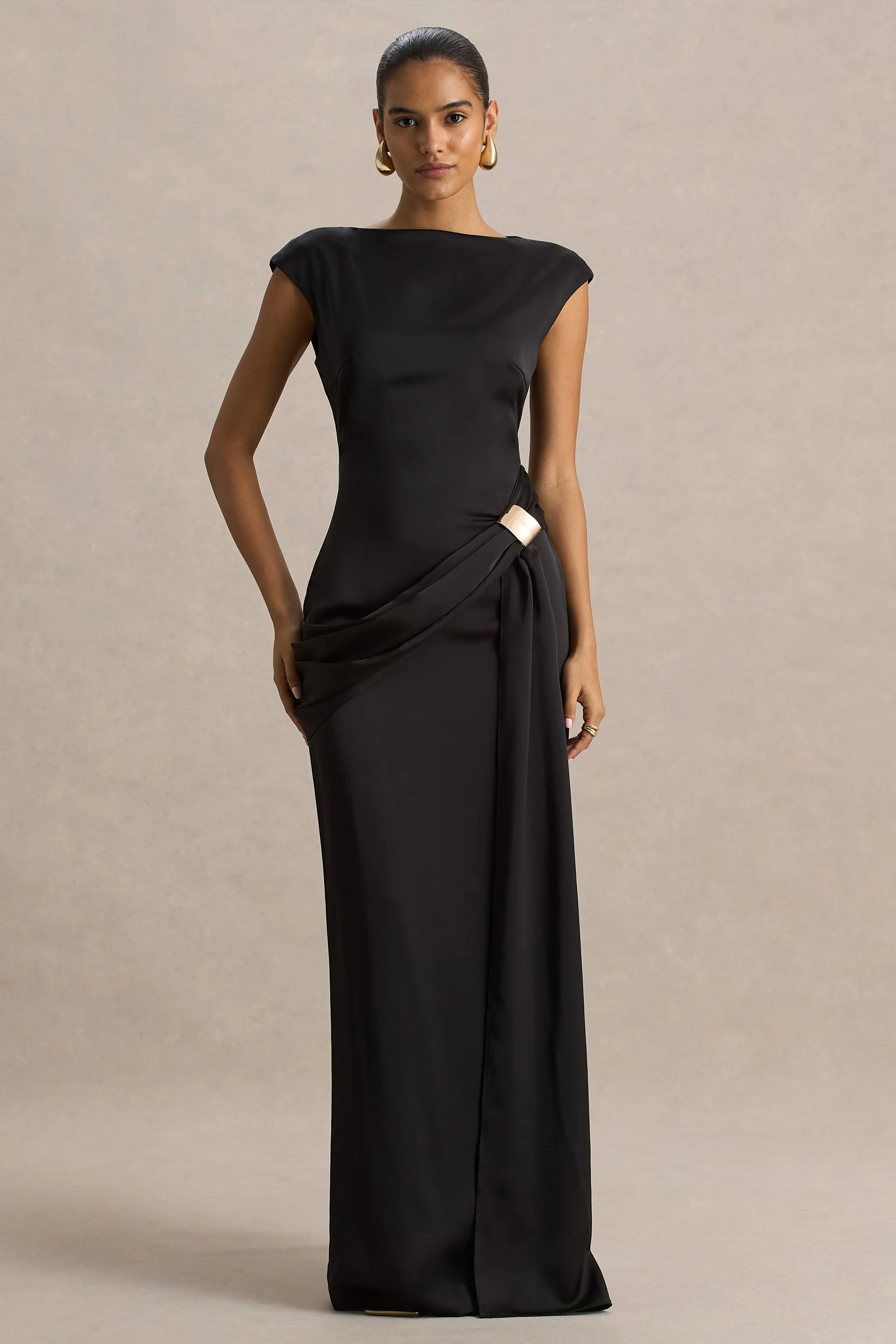 Influence | Robe longue en satin noir à col montant avec détails embellis et froncés