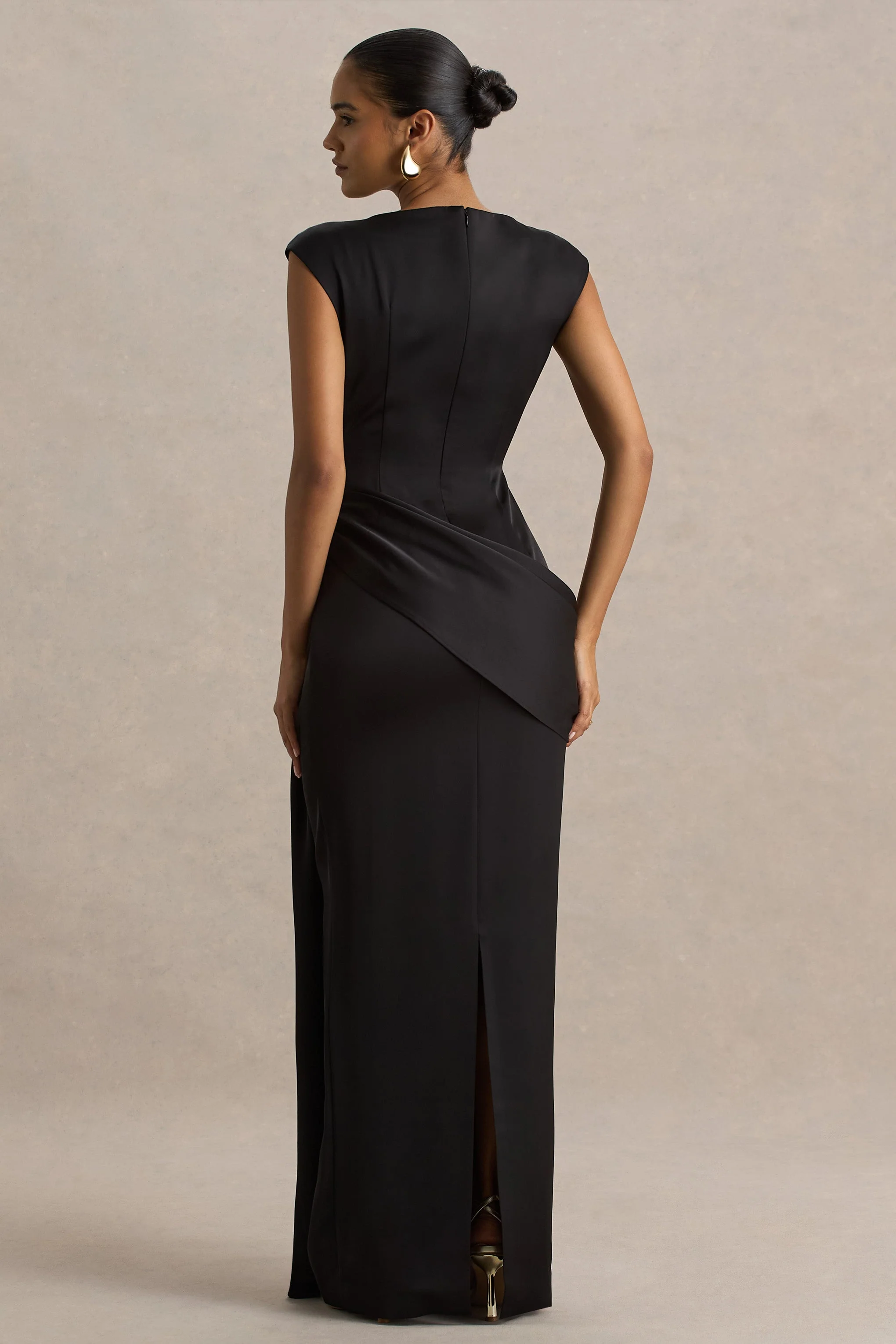 Influence | Robe longue en satin noir à col montant avec détails embellis et froncés - Image 2