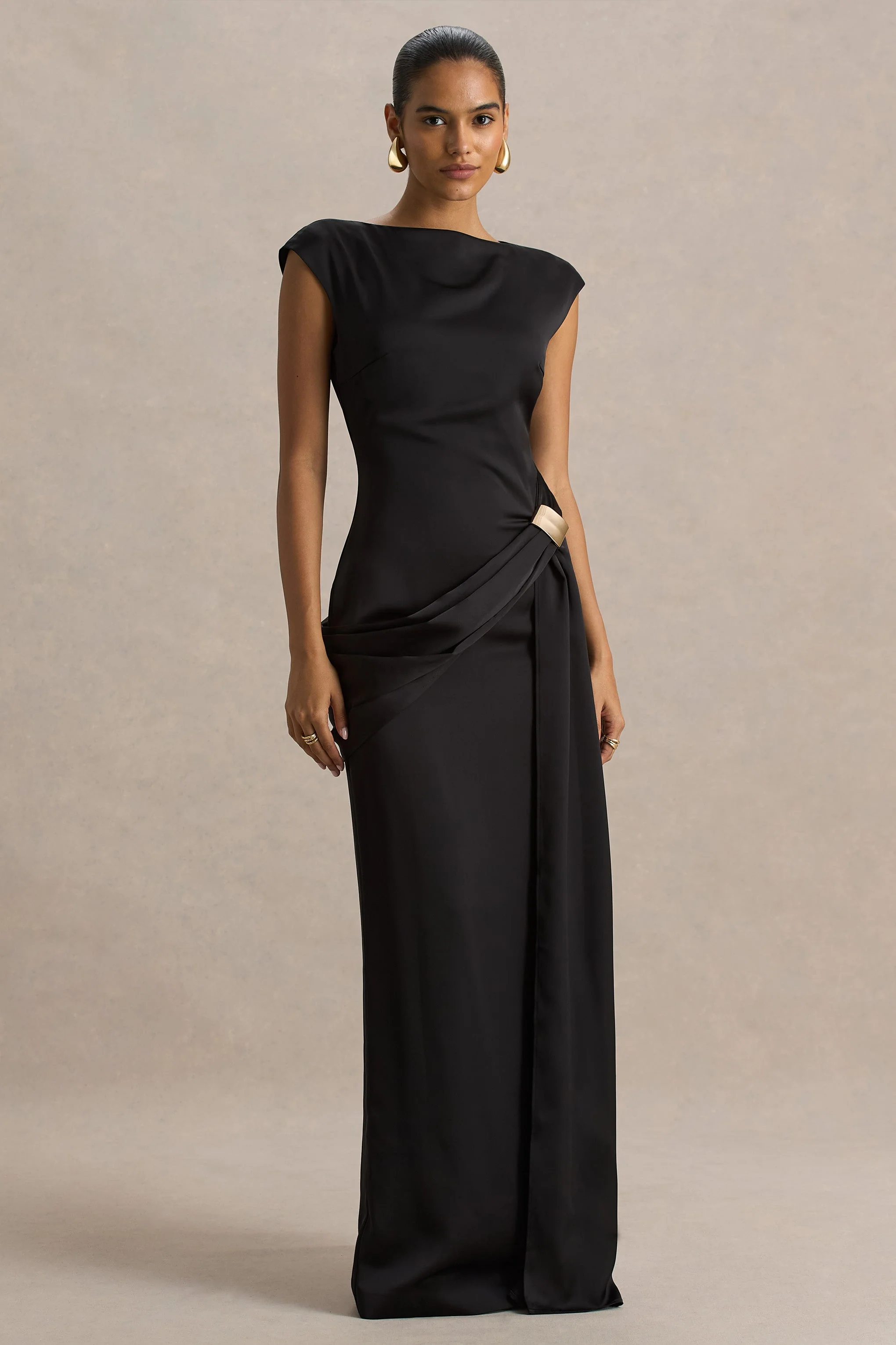 Influence | Robe longue en satin noir à col montant avec détails embellis et froncés - Image 3
