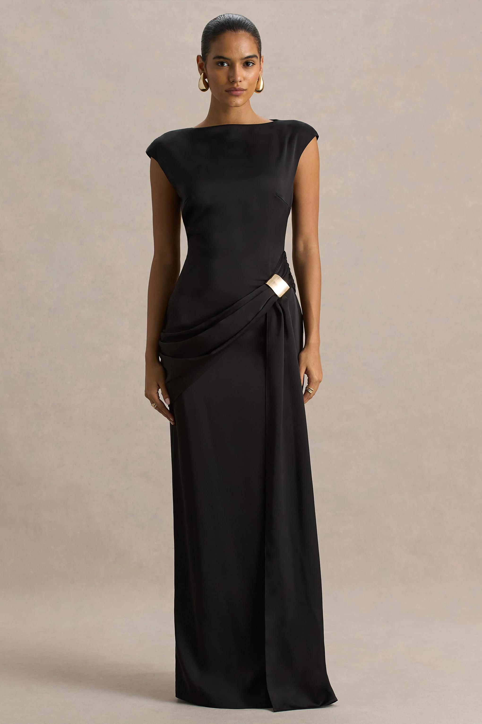 Influence | Robe longue en satin noir à col montant avec détails embellis et froncés - Image 5