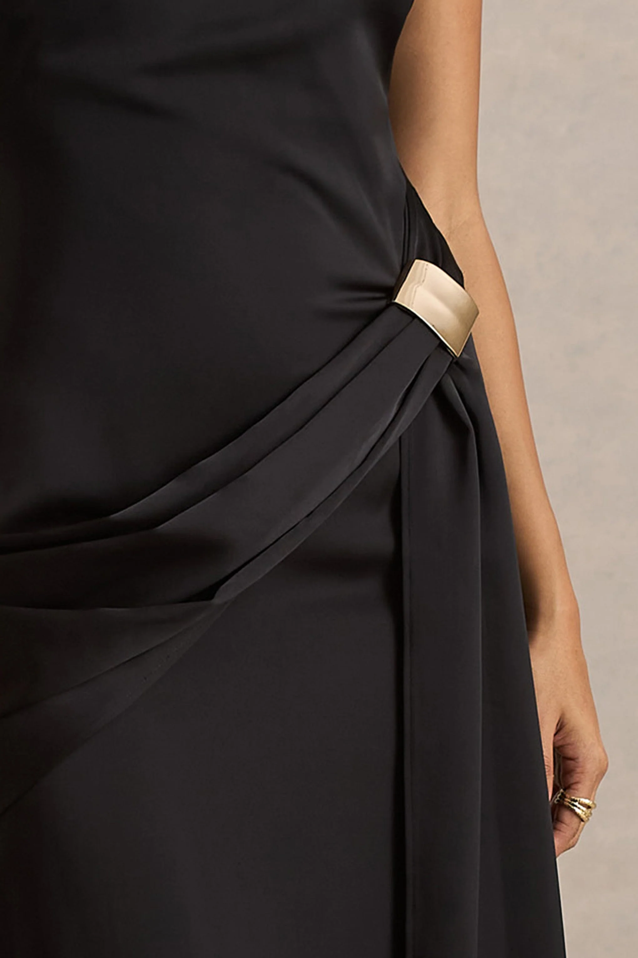 Influence | Robe longue en satin noir à col montant avec détails embellis et froncés - Image 6