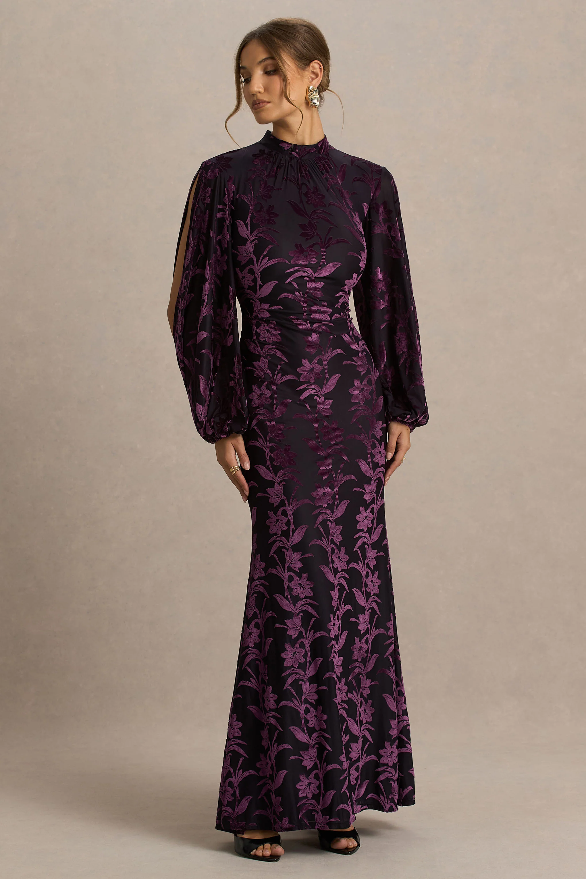Janet | Robe longue devoré noir et bordeaux, col montant et découpes - Image 4