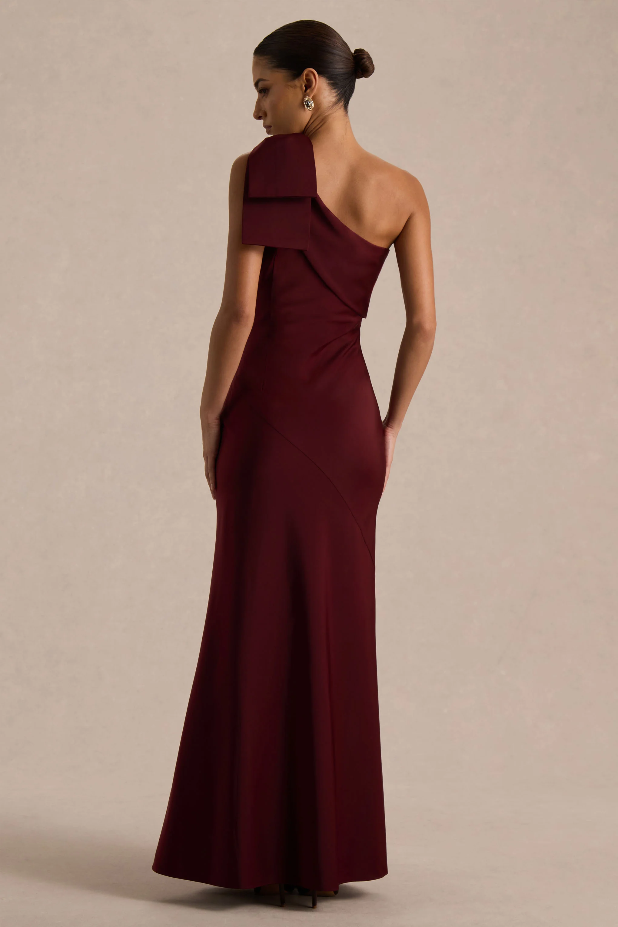 Josephine | Robe longue en satin mat bordeaux à encolure asymétrique et détail nœud - Image 2