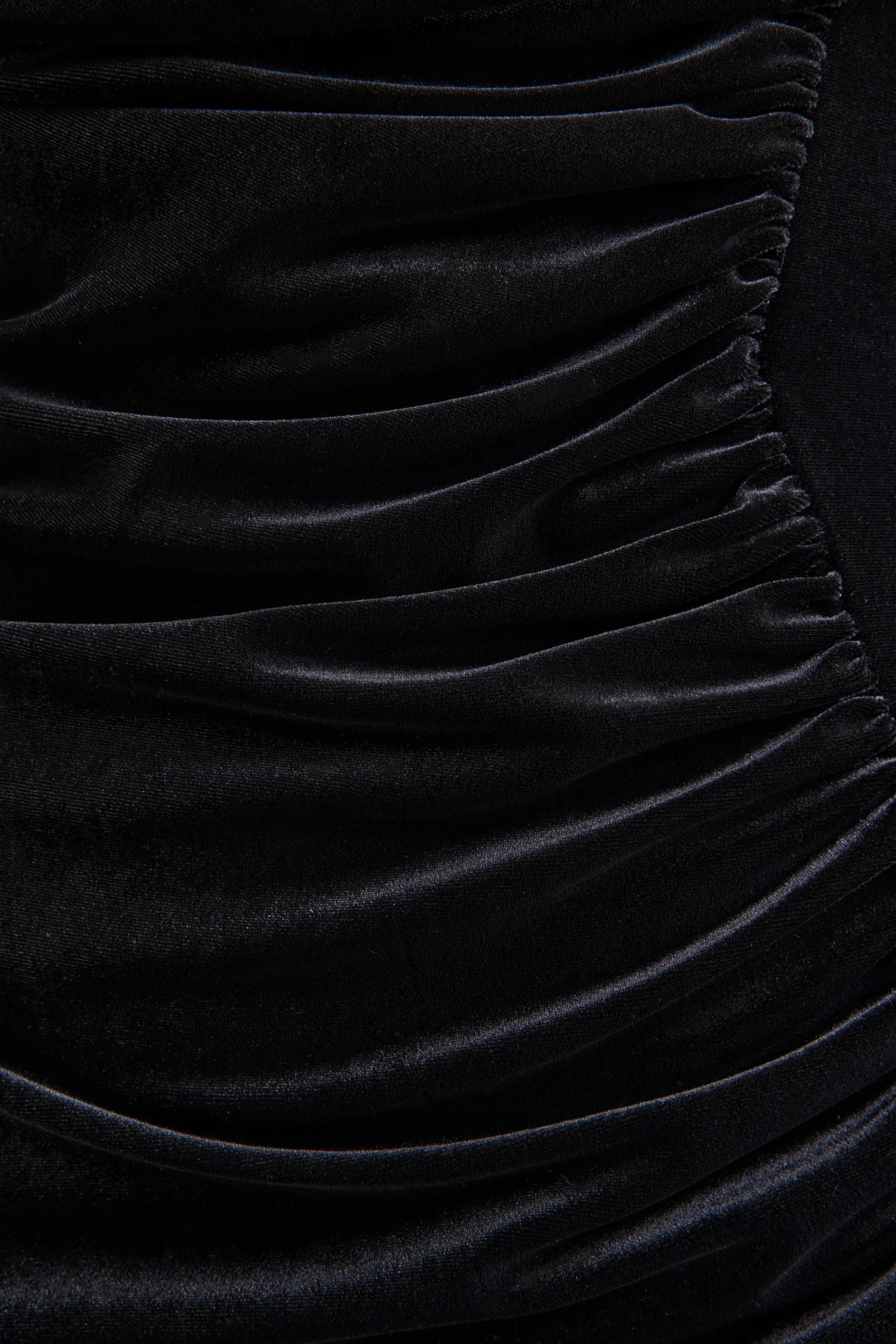Jovita | Robe longue noire en velours à encolure bénitier avec détails froncés - Image 4