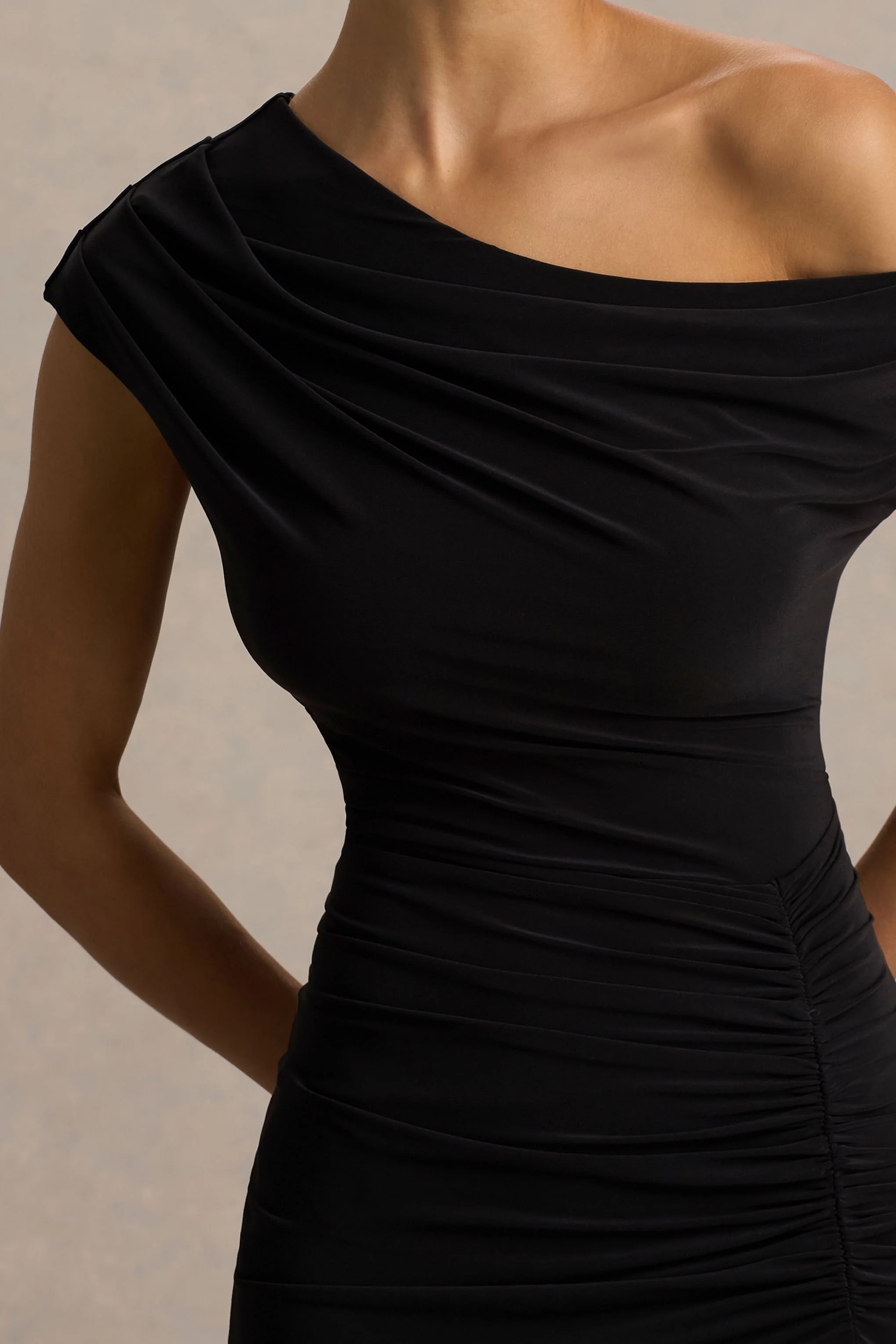 Kady | Robe longue noire à encolure asymétrique avec détail froncé et fente haute sur le devant - Image 3
