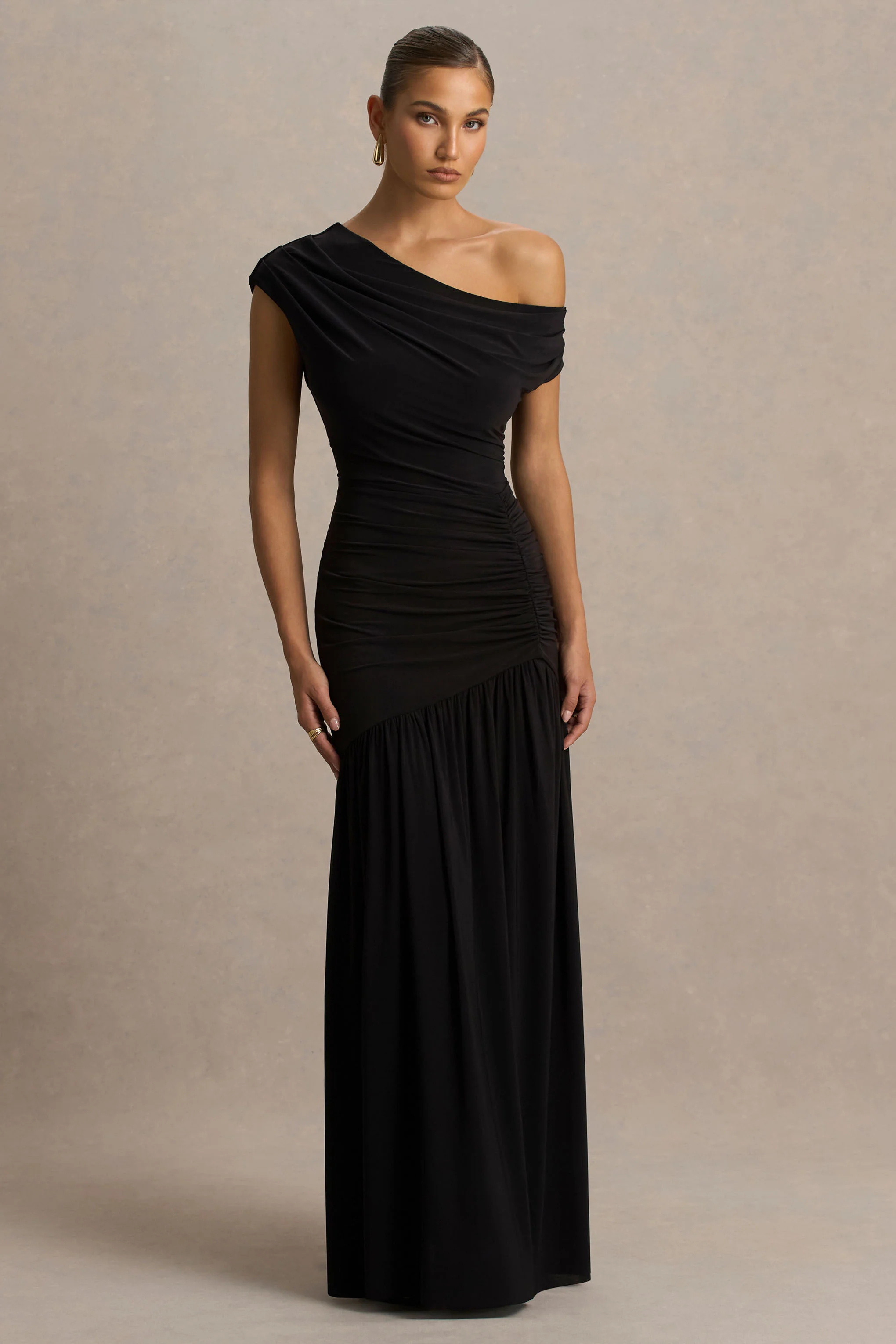 Kady | Robe longue noire à encolure asymétrique avec détail froncé et fente haute sur le devant - Image 4
