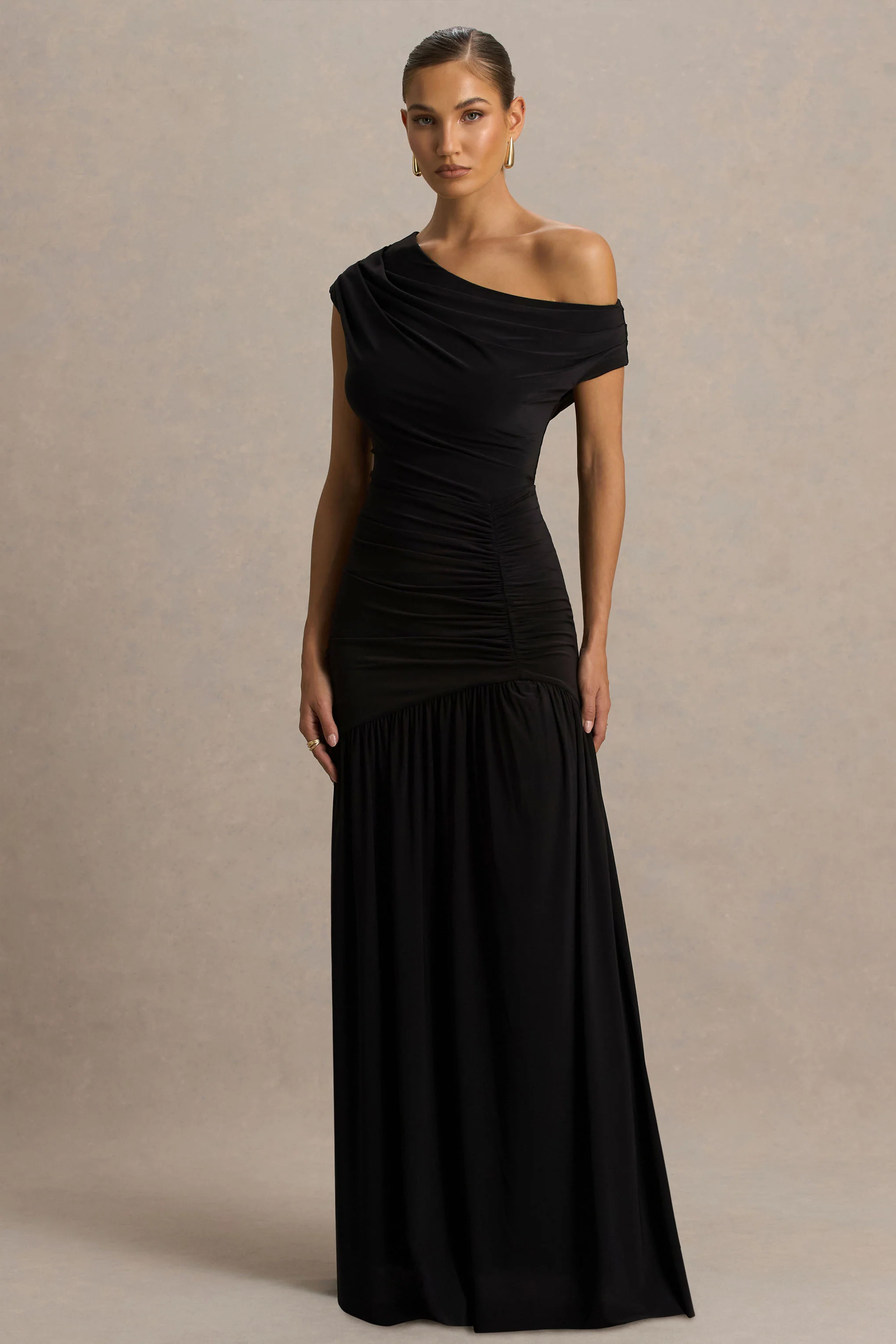 Kady | Robe longue noire à encolure asymétrique avec détail froncé et fente haute sur le devant - Image 5