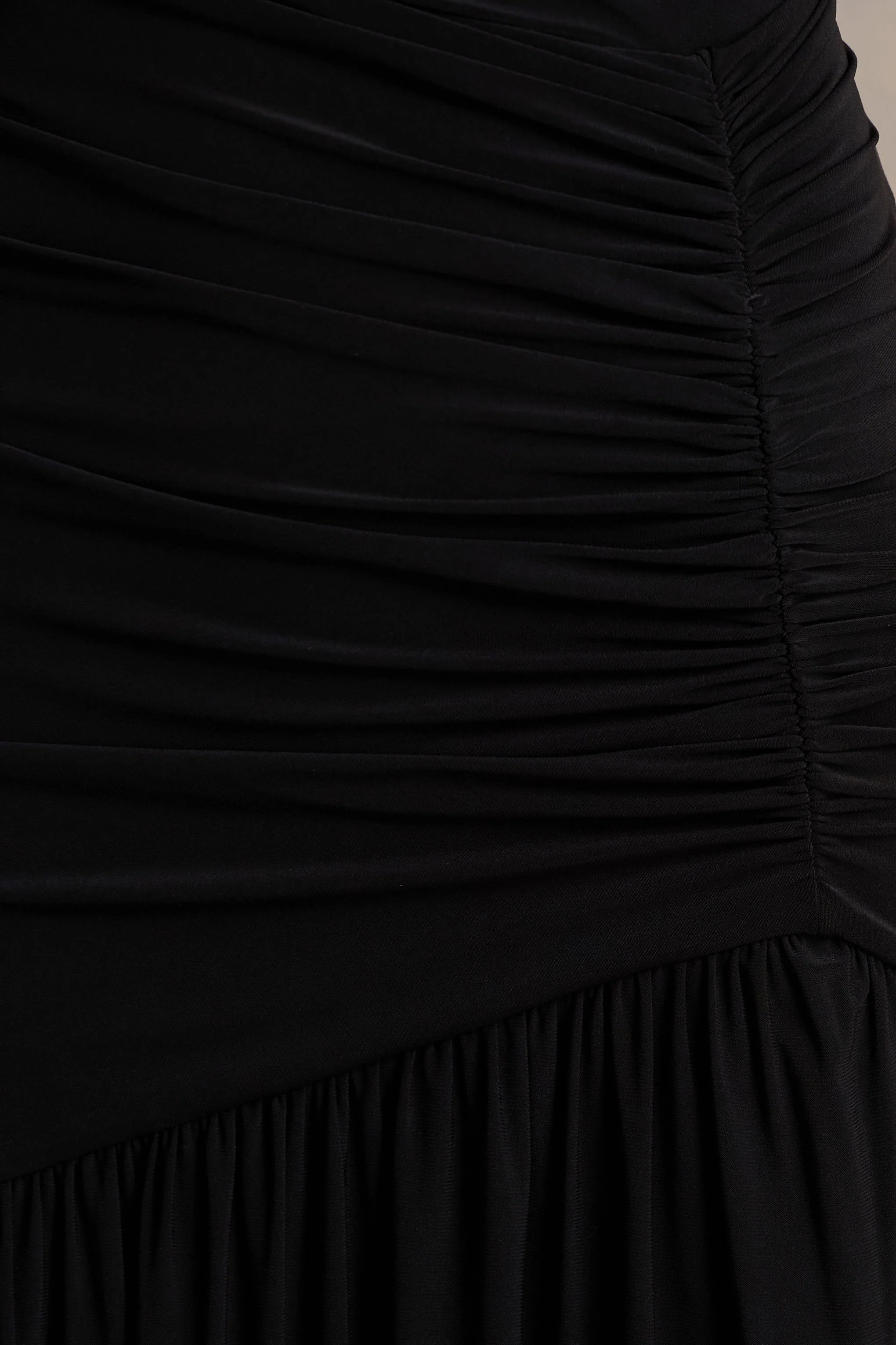 Kady | Robe longue noire à encolure asymétrique avec détail froncé et fente haute sur le devant - Image 6