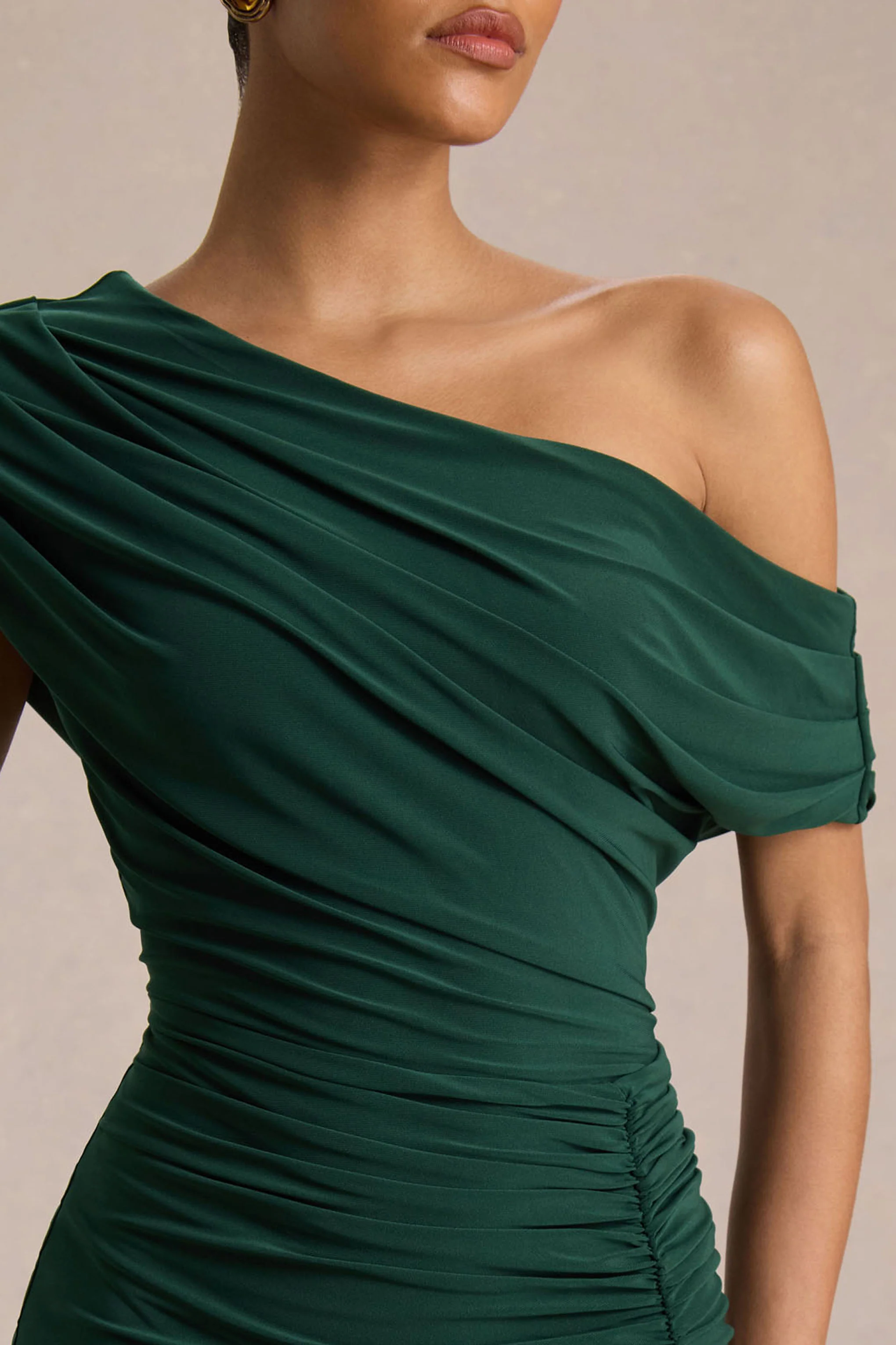 Kady | Robe longue vert foncé à encolure asymétrique avec détails froncés - Image 4