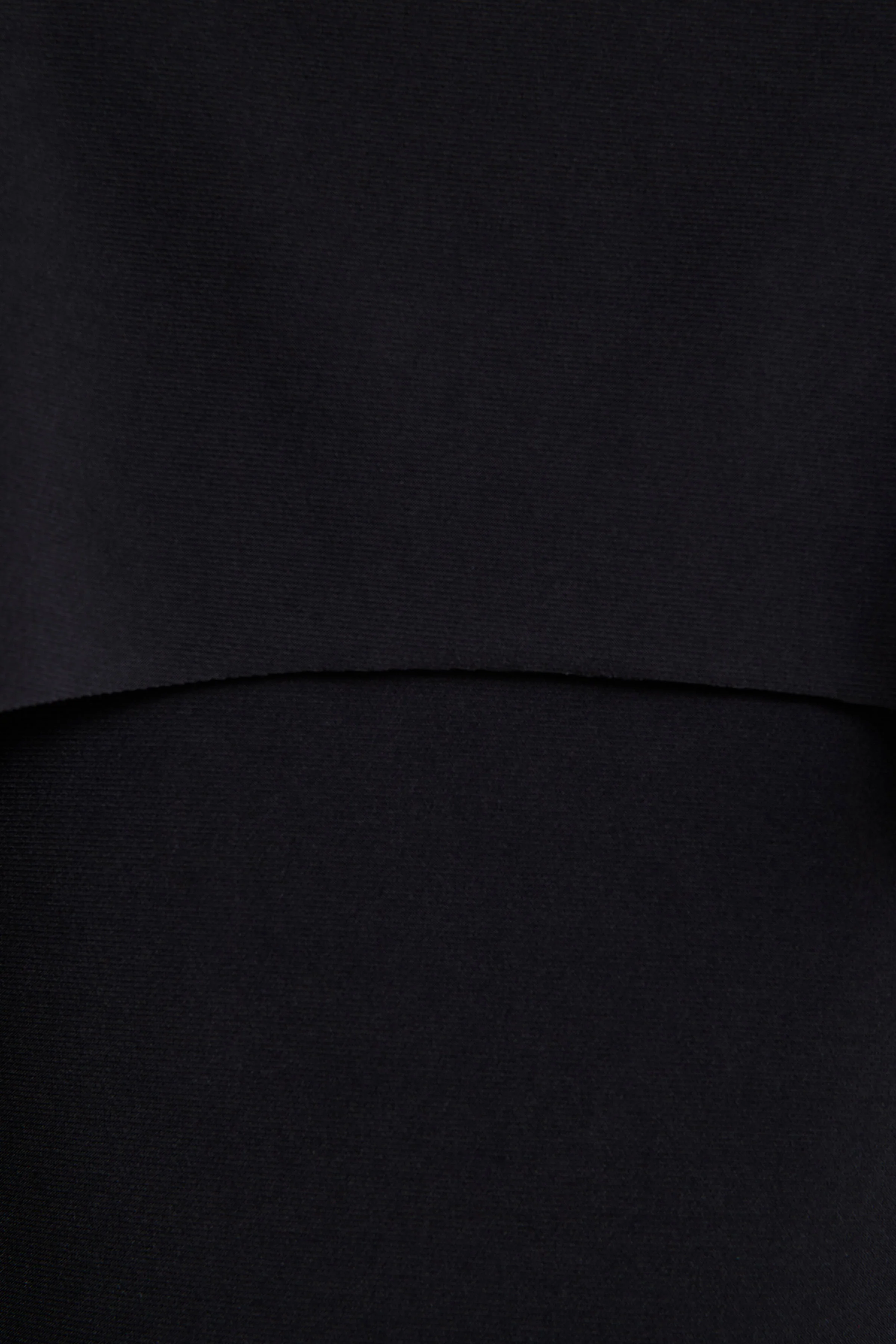 Kalani | Robe mi-longue noire à encolure ras-du-cou avec manches cape - Image 6