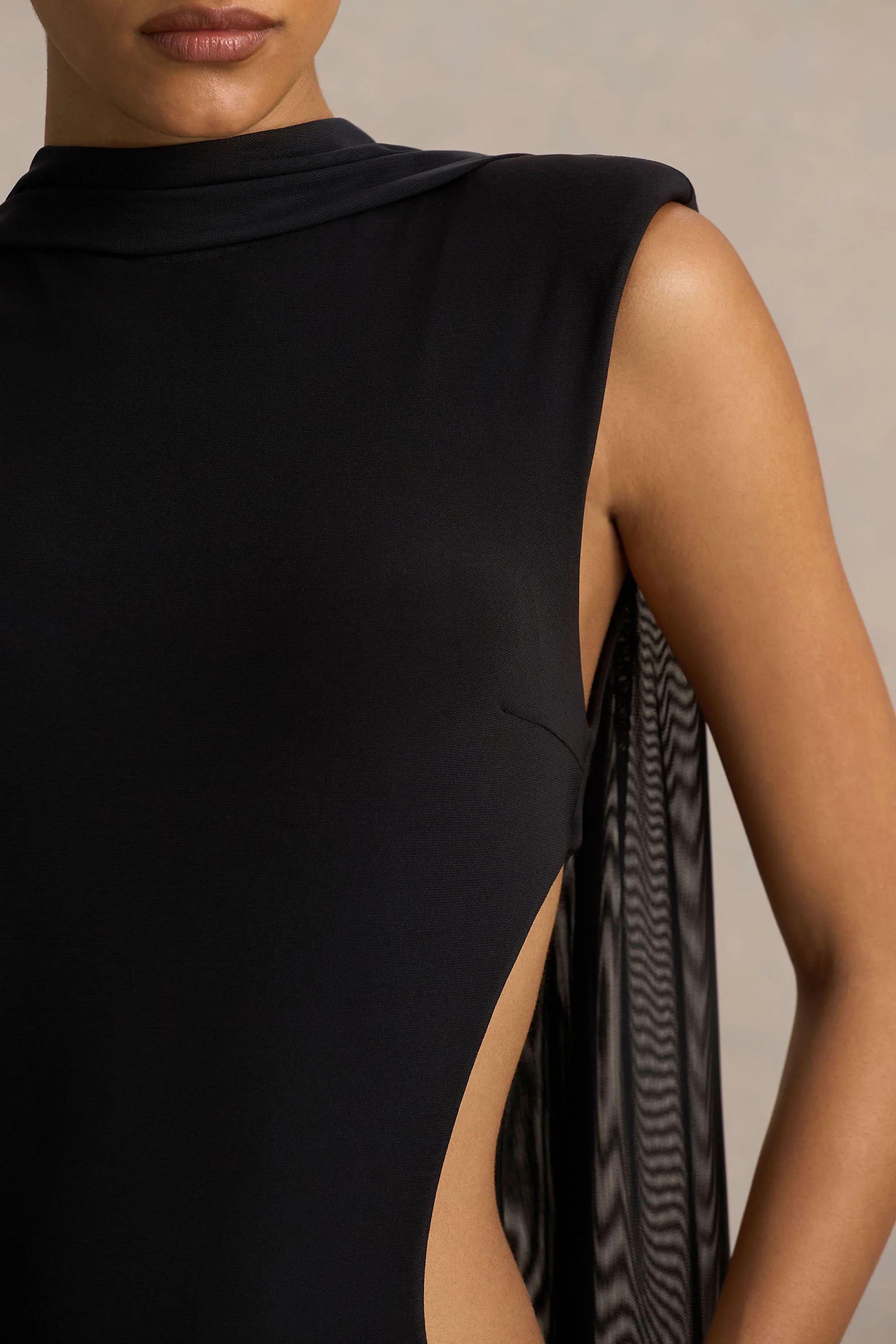 Katara | Robe longue noire à col montant avec découpes sur le corps - Image 3