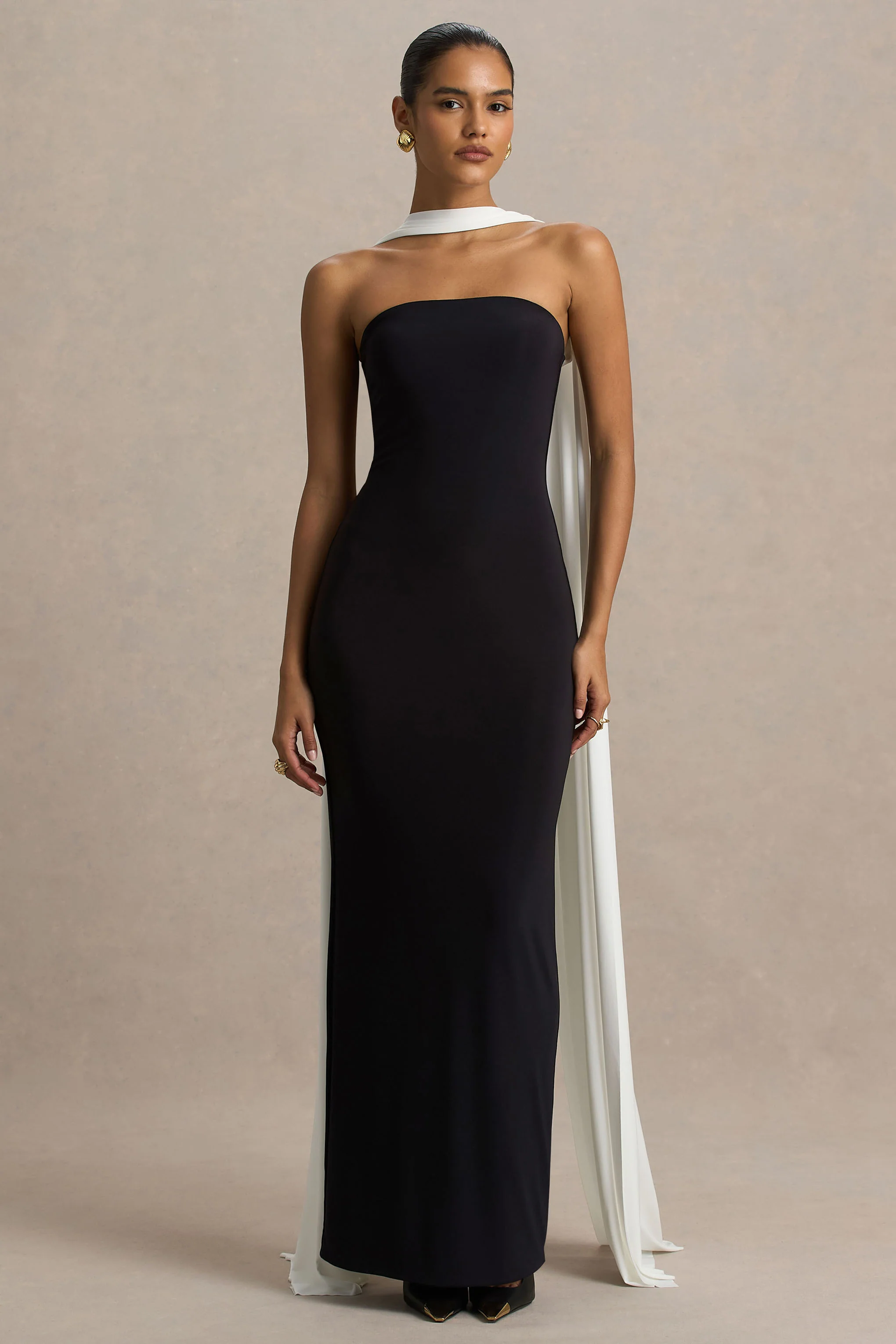 Kelilah | Robe longue noire et blanche à décolleté bandeau avec cape - Image 4