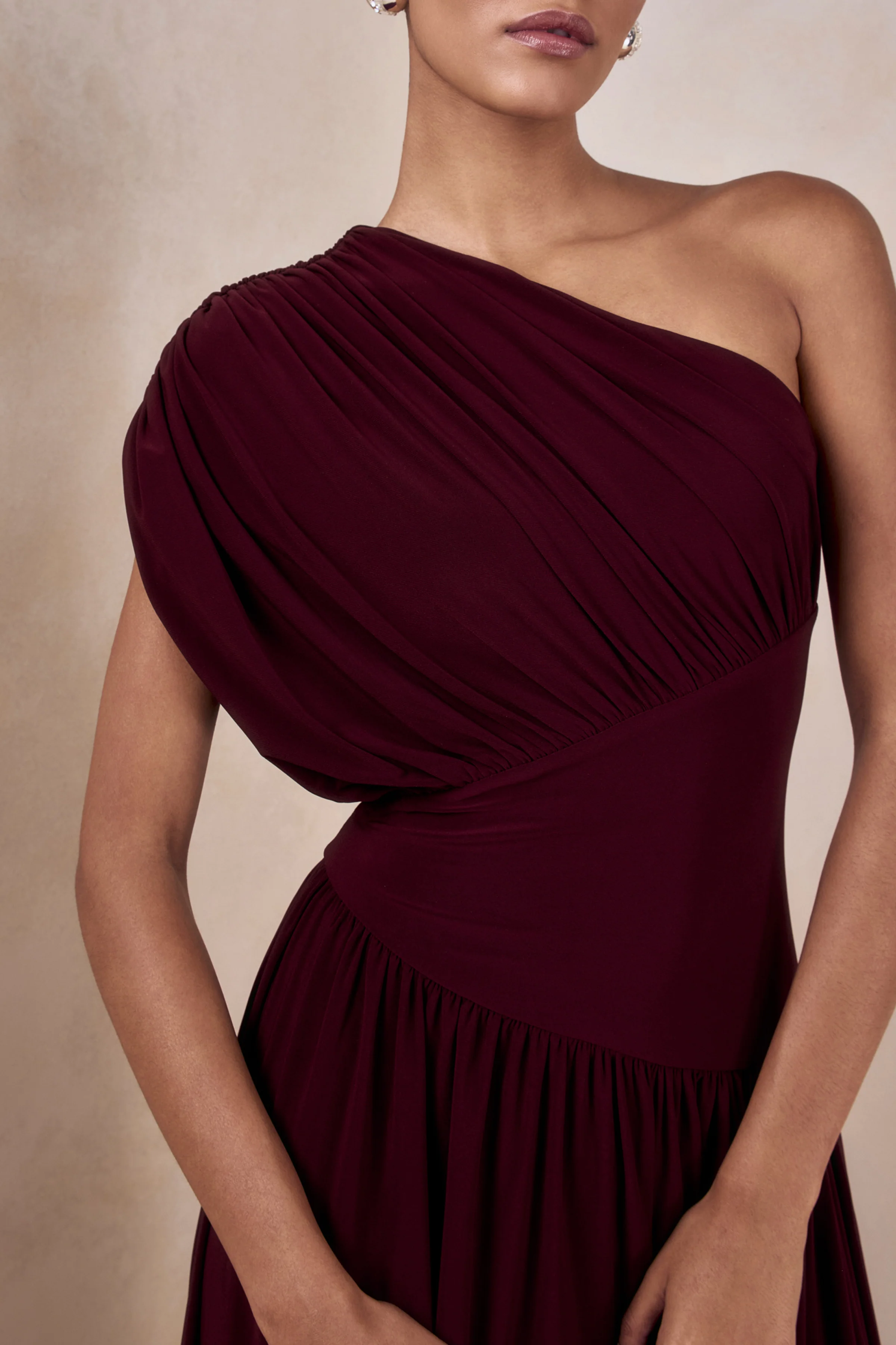Kelsey | Robe longue bordeaux à col asymétrique avec détails froncés - Image 3