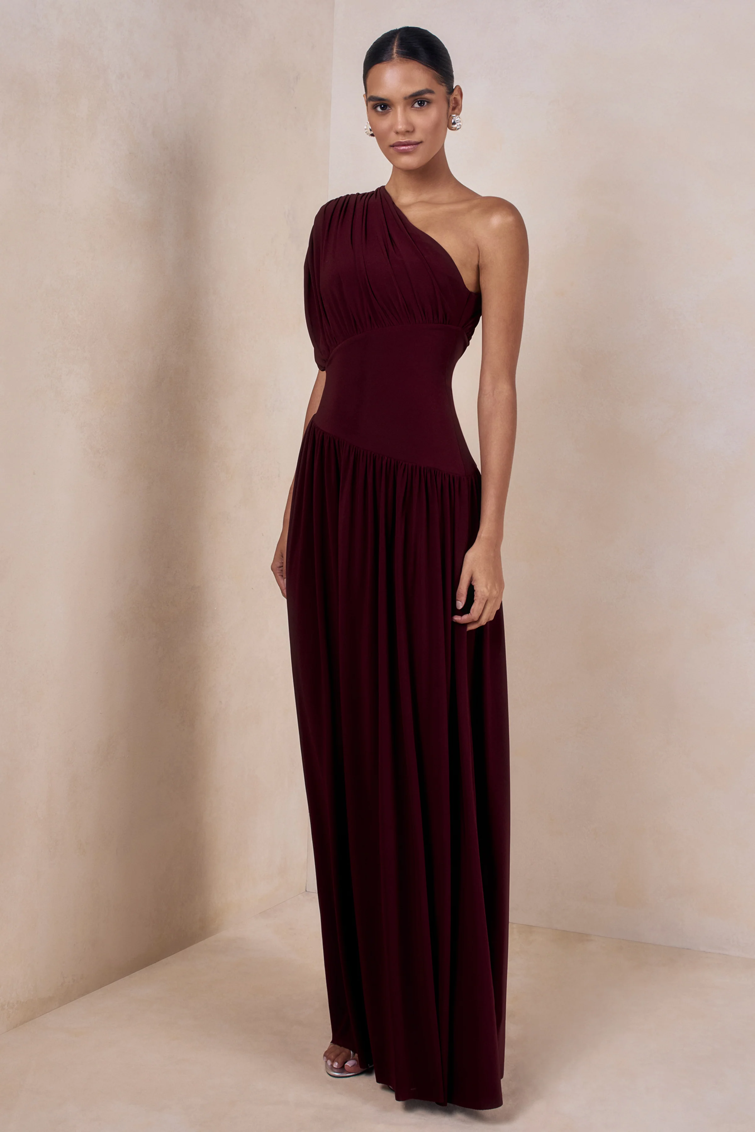 Kelsey | Robe longue bordeaux à col asymétrique avec détails froncés - Image 4
