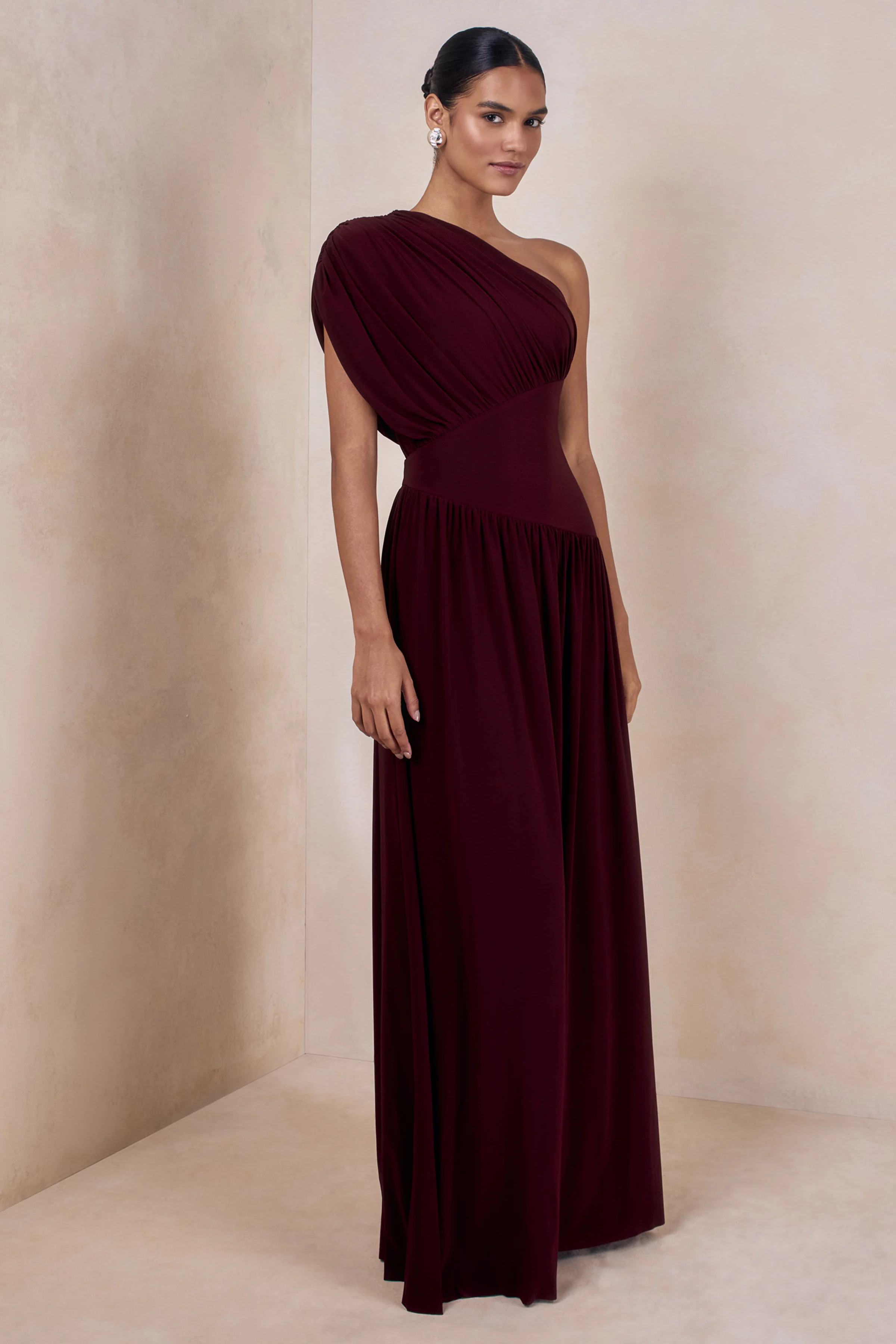 Kelsey | Robe longue bordeaux à col asymétrique avec détails froncés - Image 5