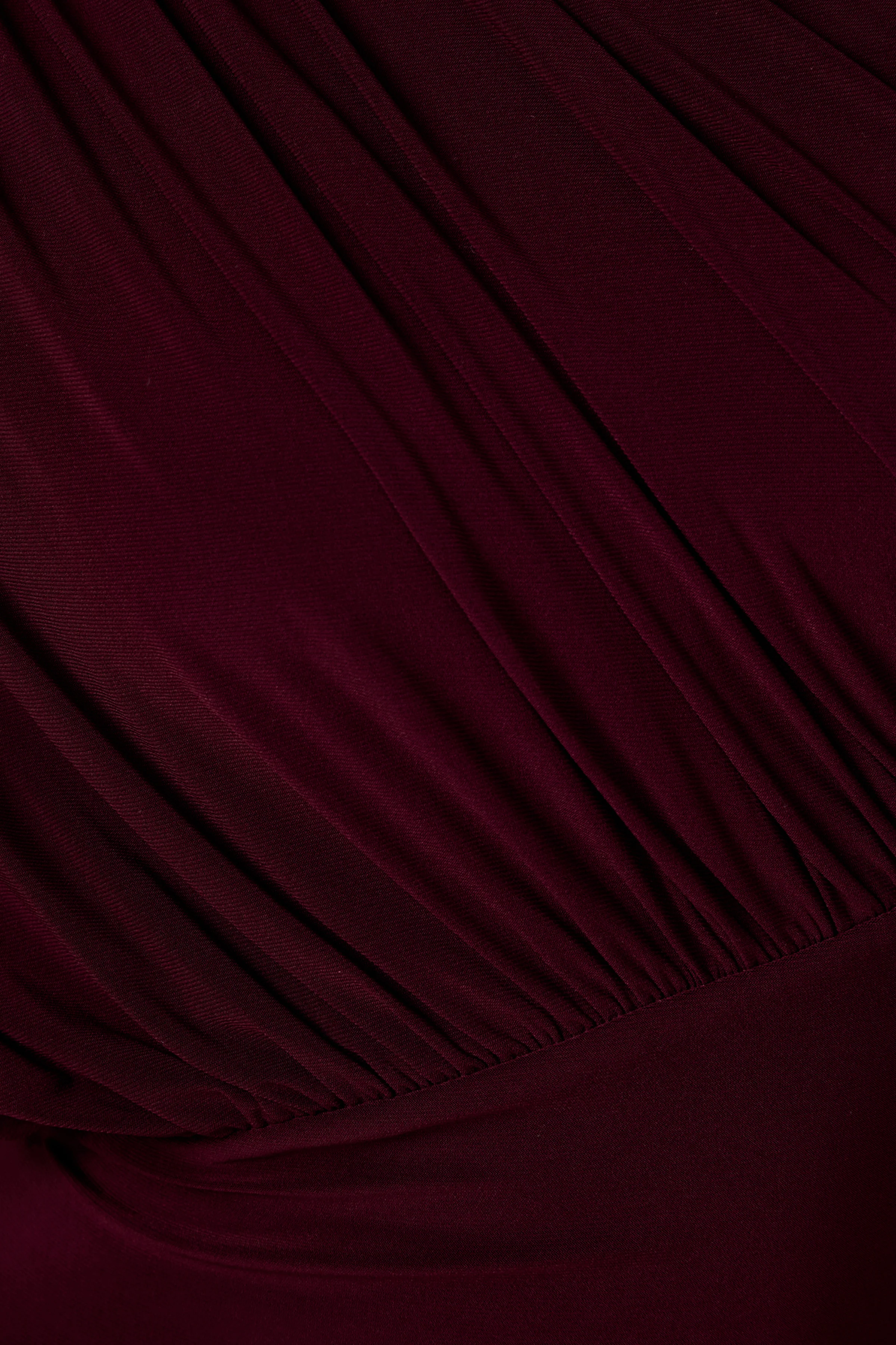Kelsey | Robe longue bordeaux à col asymétrique avec détails froncés - Image 6