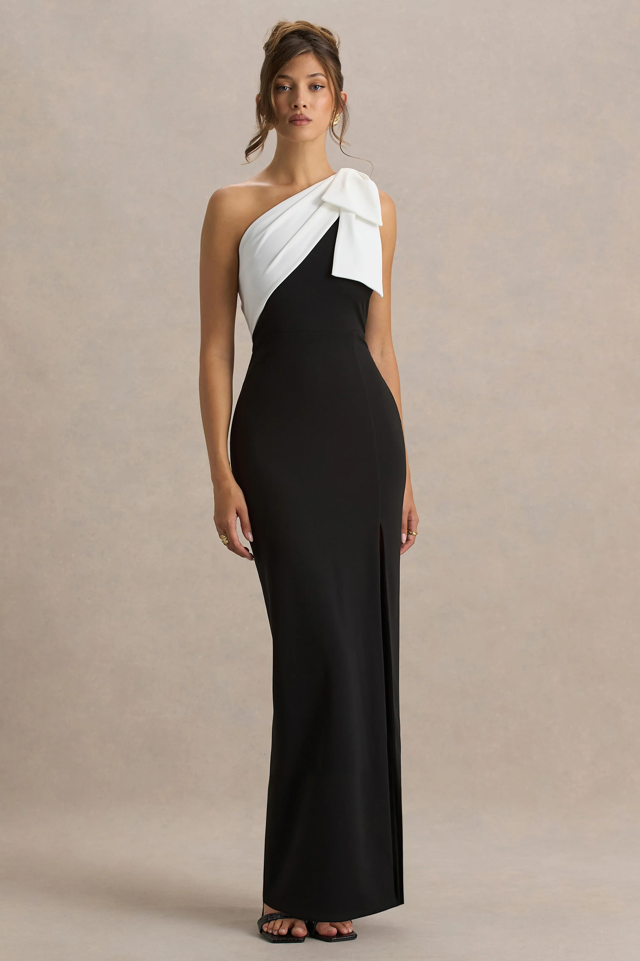 Kiri | Robe longue noire et blanche à une épaule avec nœud - Image 3
