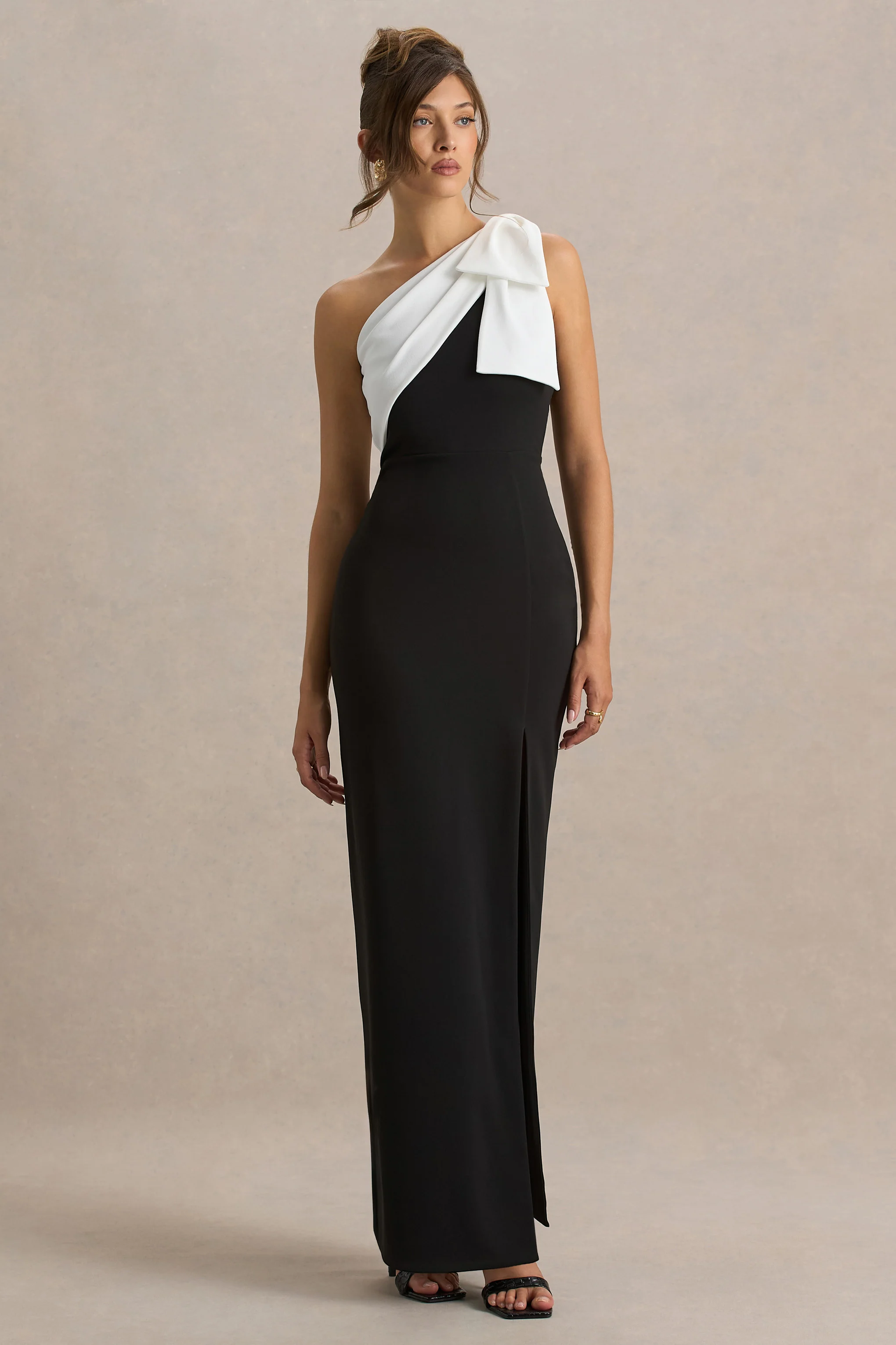 Kiri | Robe longue noire et blanche à une épaule avec nœud - Image 4