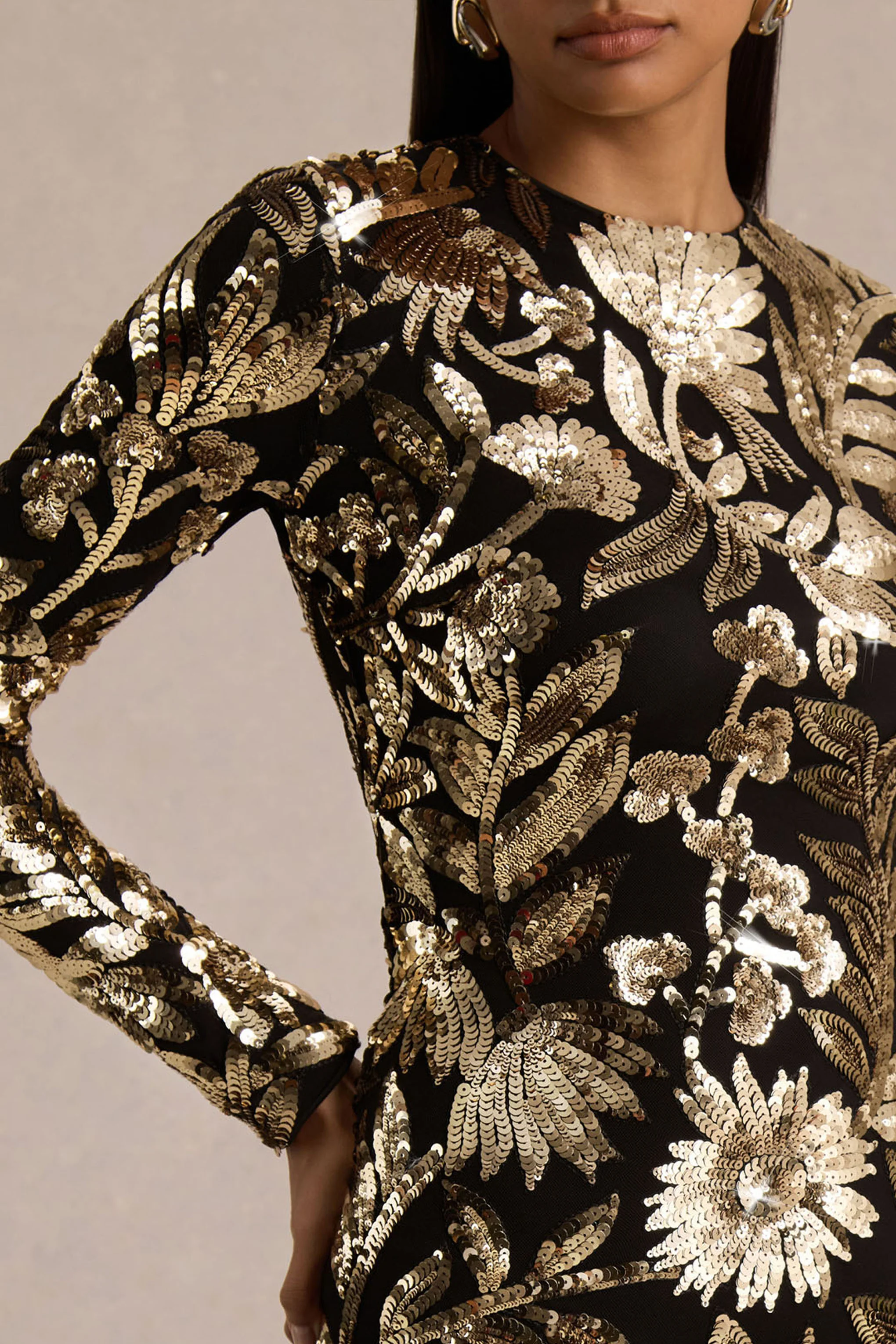 Lara | Mini-robe à col montant en sequins noirs et dorés avec ourlet orné de plumes - Image 3