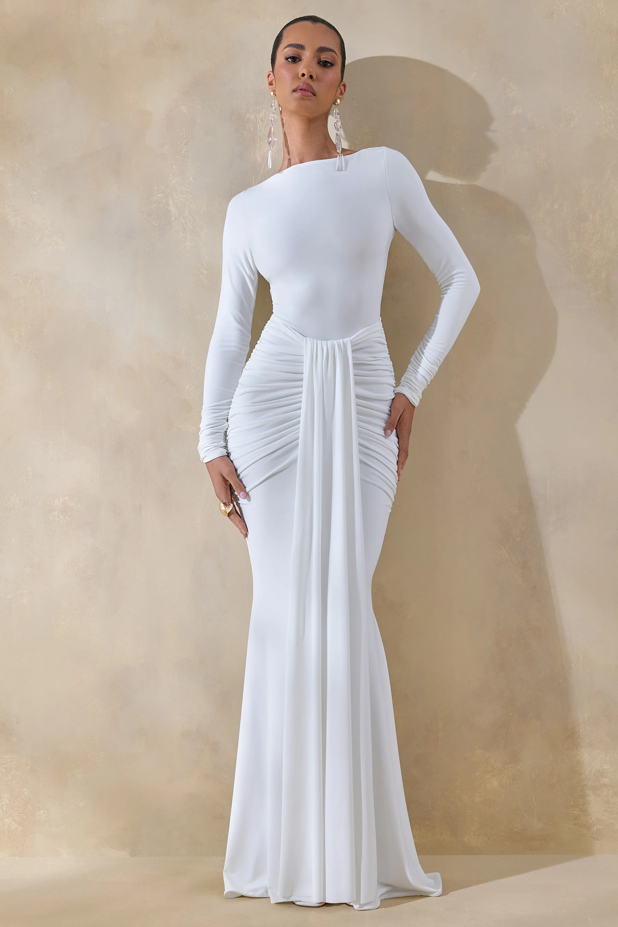 Liatris | Robe longue blanche à encolure large avec détails froncés - Image 5
