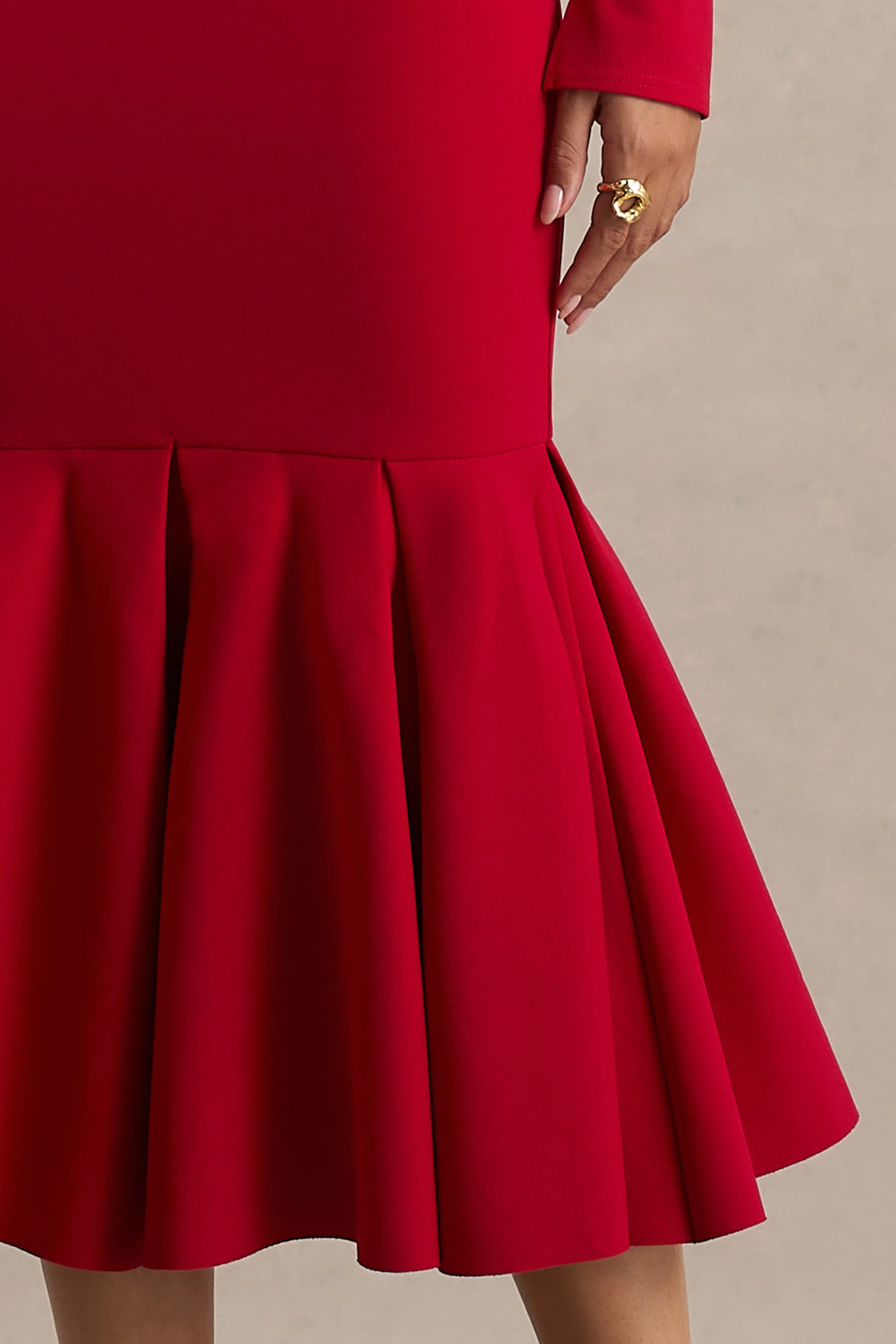 Liberty | Robe longue rouge coupe sirène à col montant avec détail volanté - Image 6