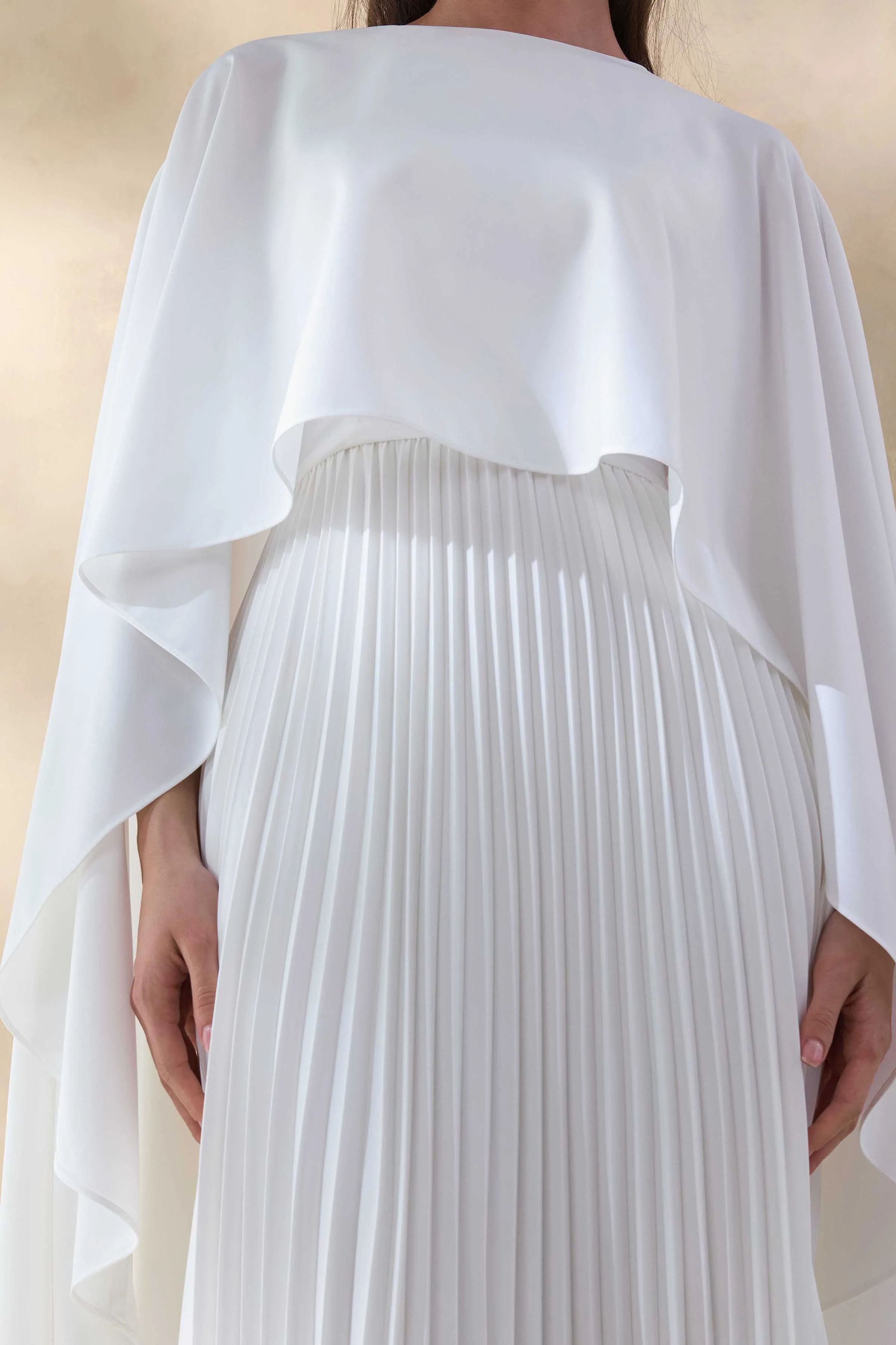 Loradia | Robe longue crème en satin à encolure ronde avec manches cape et jupe plissée - Image 6