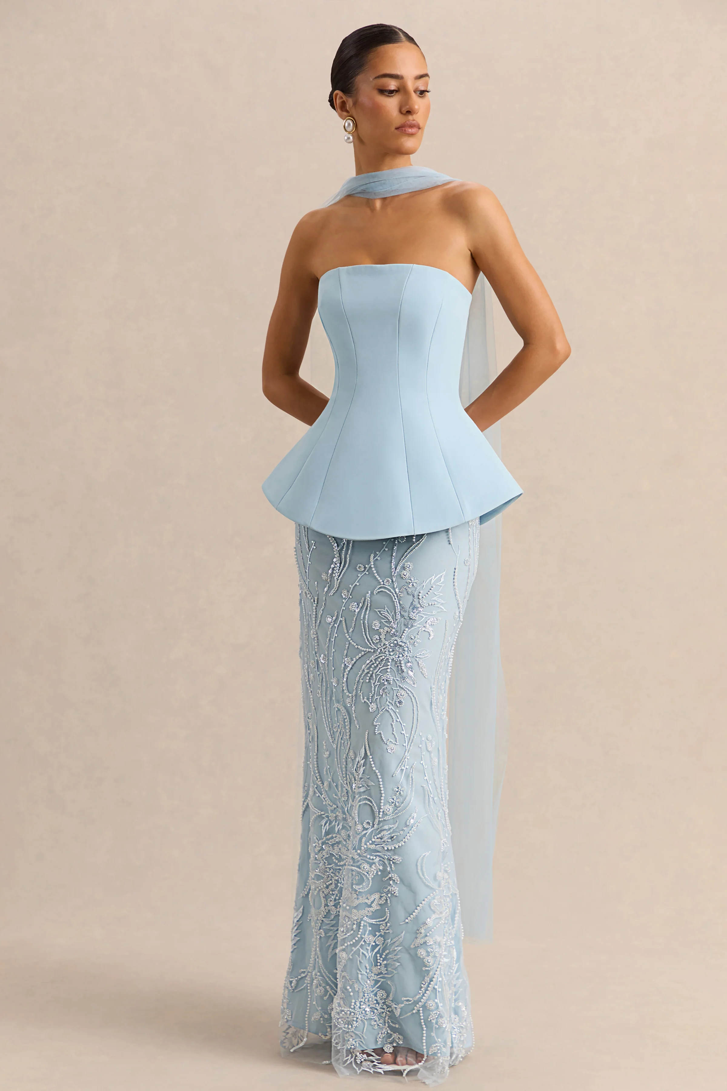 Lorna | Robe longue bleu poudré à encolure bandeau avec détail écharpe - Image 4