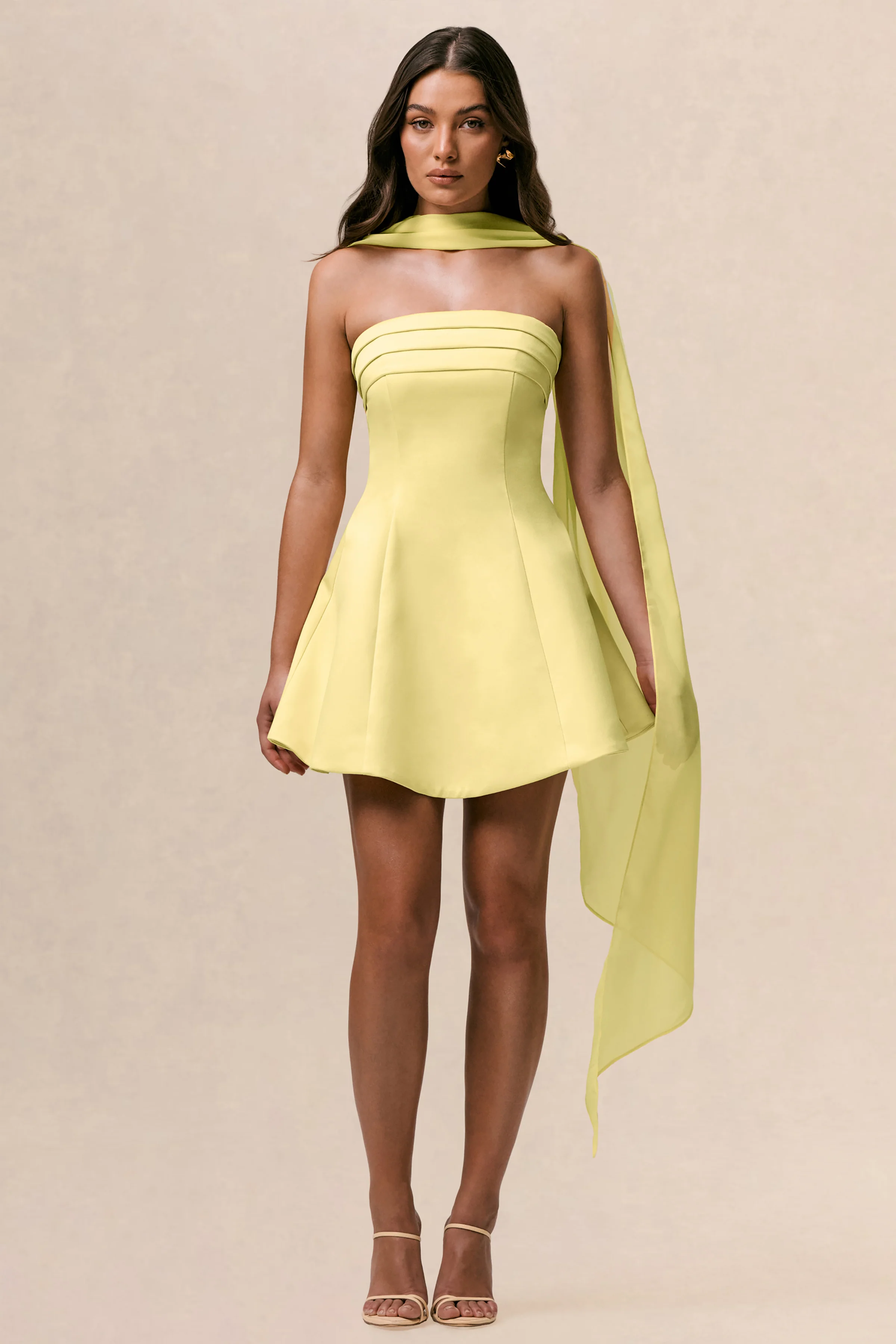 Love Me | Mini-robe patineuse citron en satin avec ceinture en chiffon - Image 4