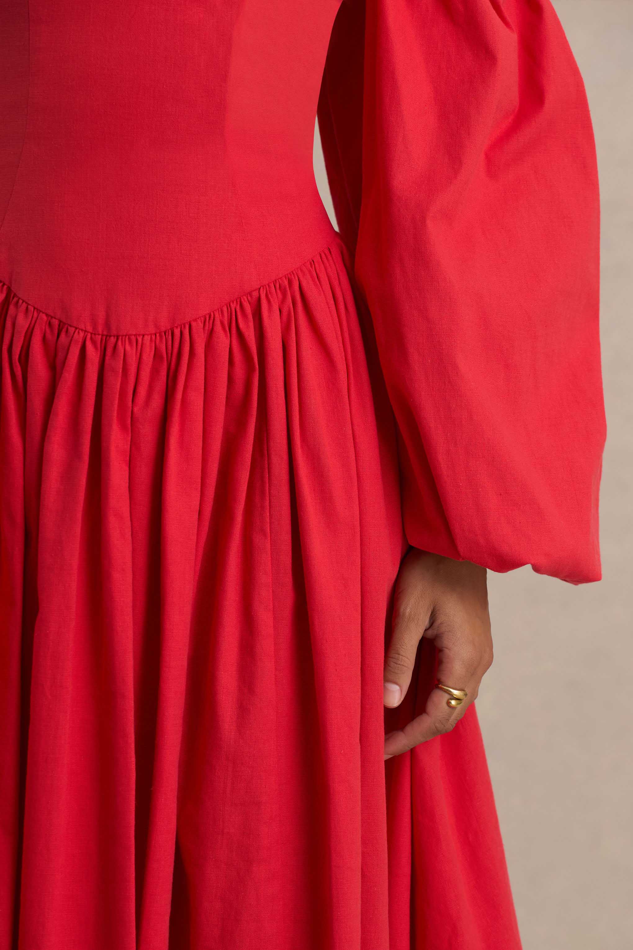 Macie | Robe Mi-Longue Rouge à Décolleté Coeur avec Manches Ballon - Image 6