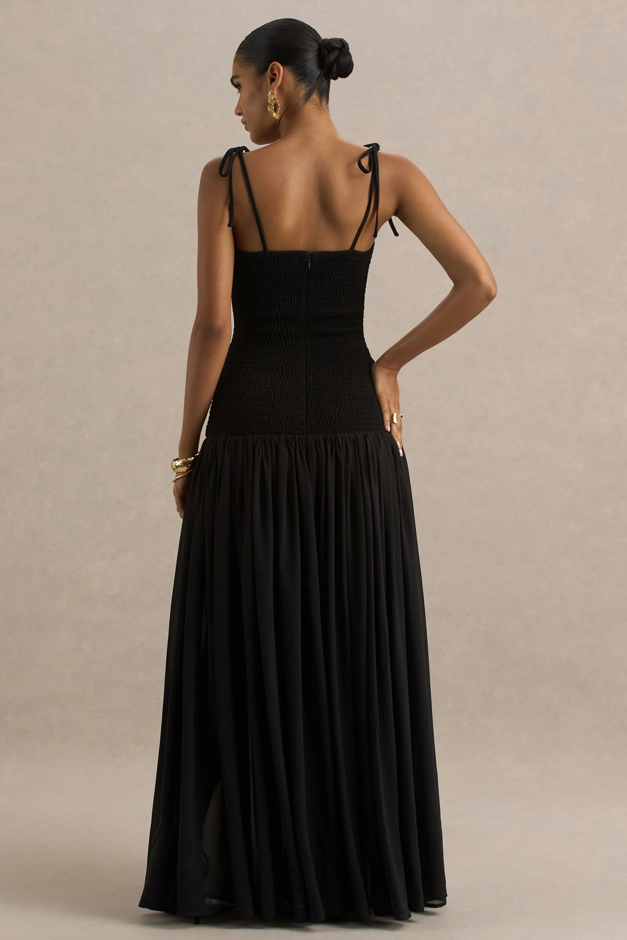 Maeva | Robe longue noire sirène à encolure carrée avec détails froncés - Image 3