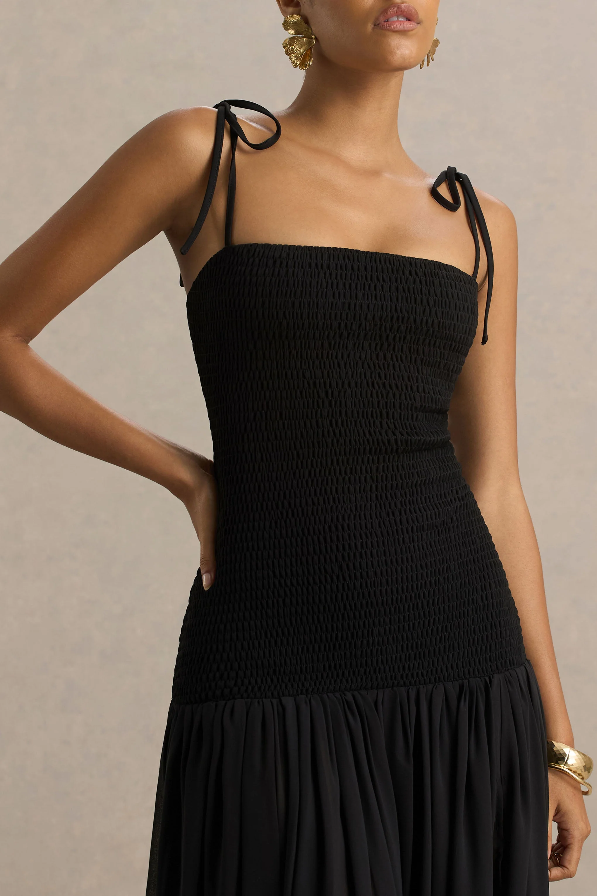 Maeva | Robe longue noire sirène à encolure carrée avec détails froncés - Image 6