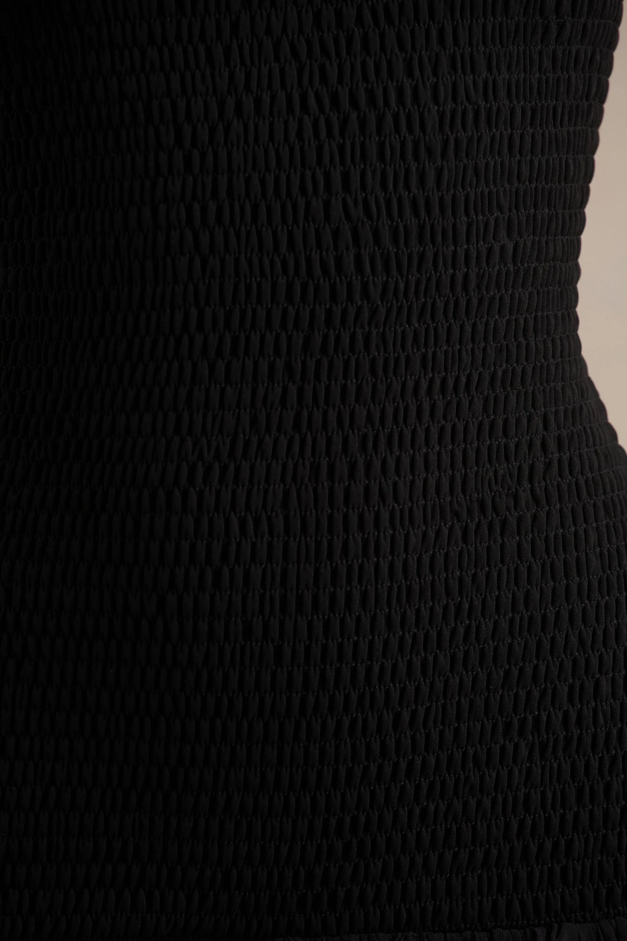 Maeva | Robe longue noire sirène à encolure carrée avec détails froncés - Image 8