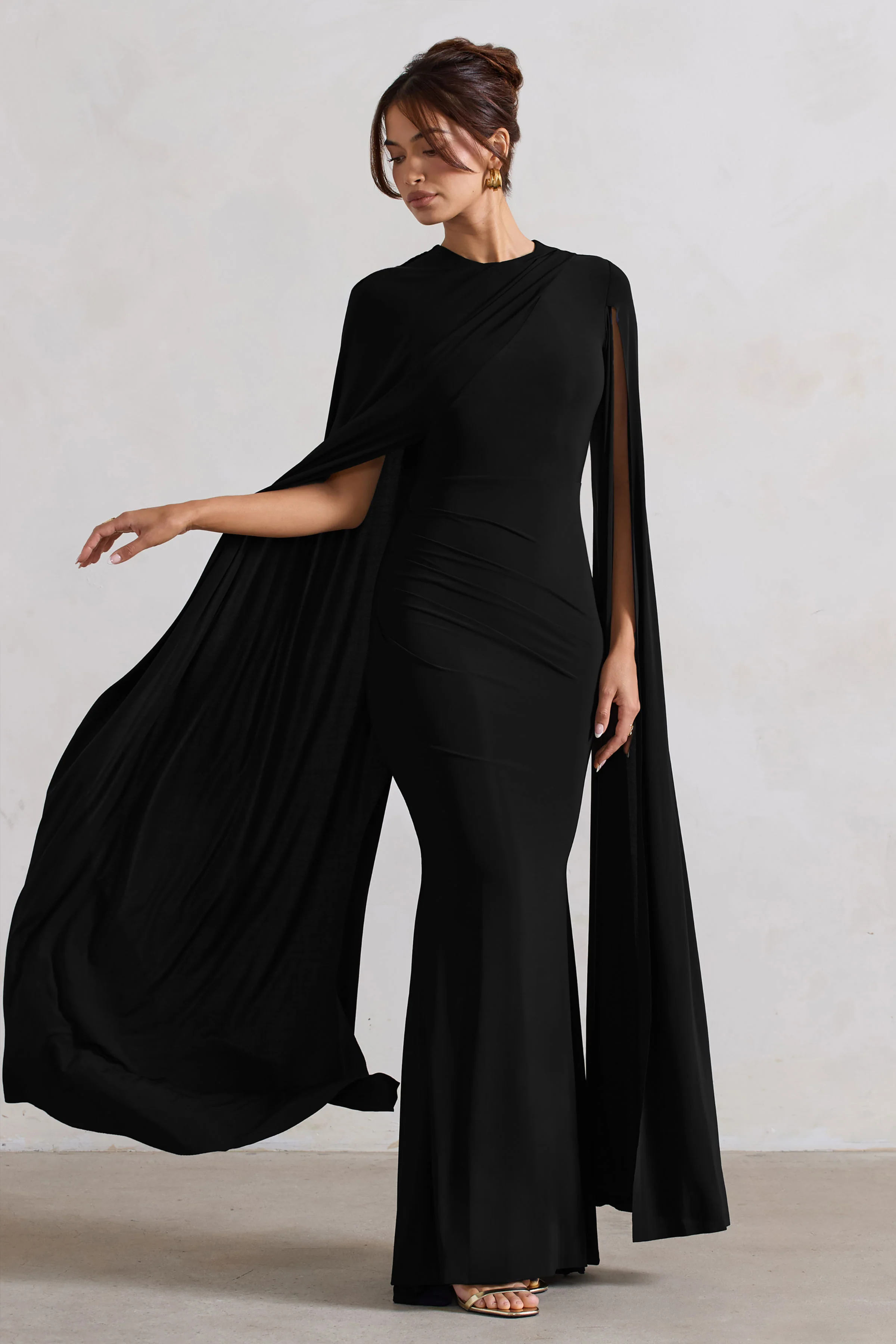 Magdelena | Robe longue noire asymétrique avec cape - Image 4