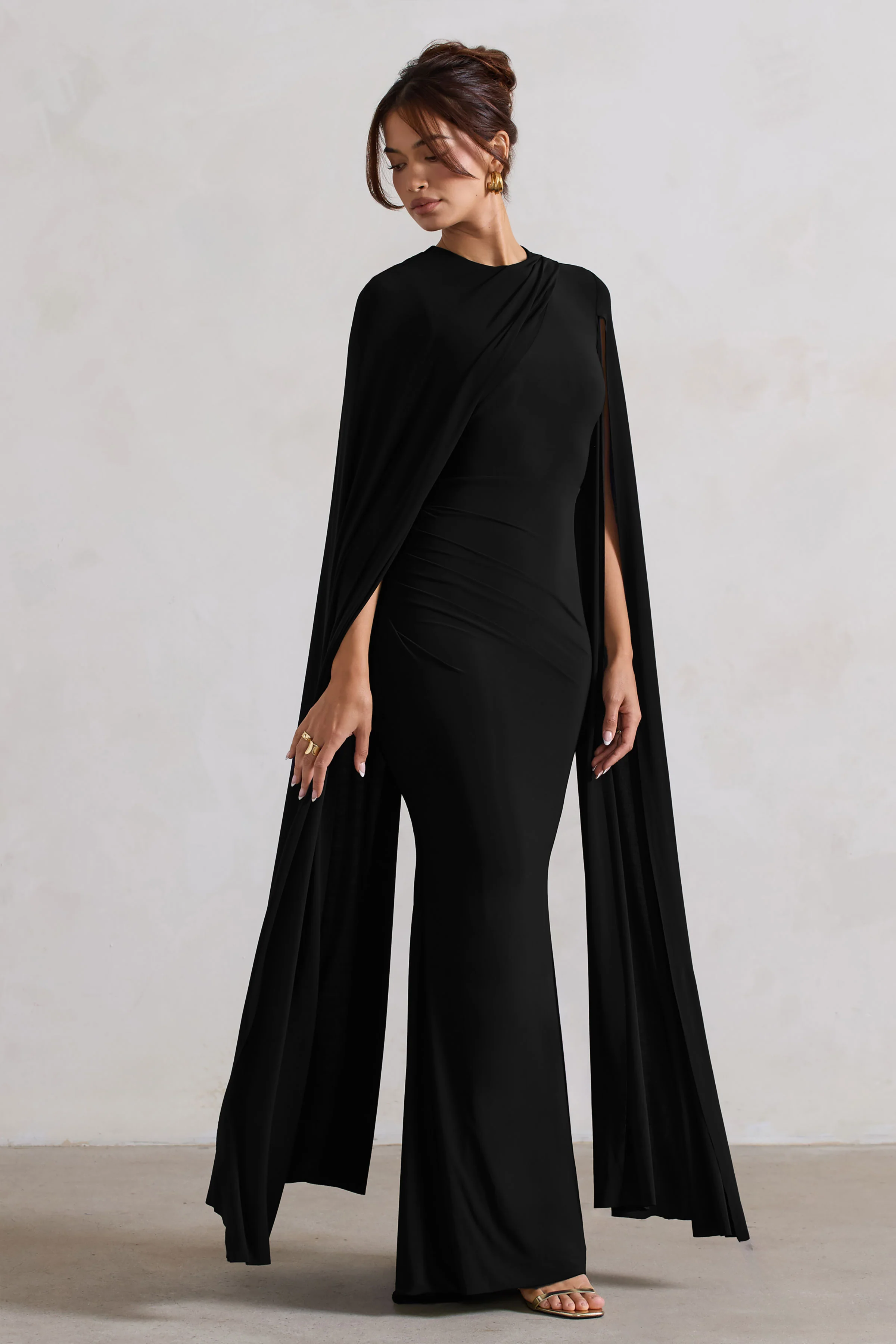 Magdelena | Robe longue noire asymétrique avec cape - Image 5